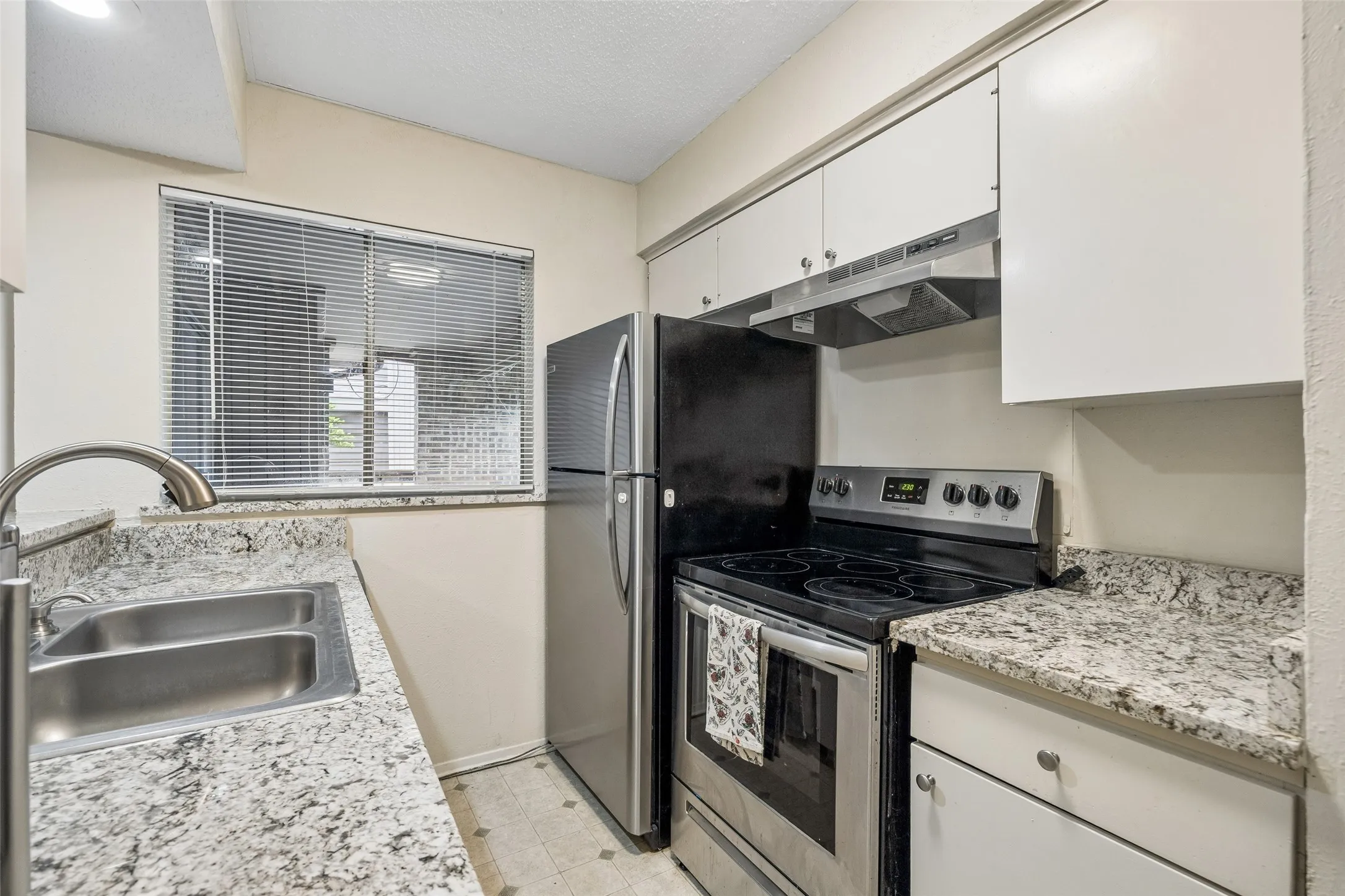 Condominium For Sale in Dallas County , 5138 Amesbury Drive 211, Dallas, Texas 75206, 2 Bedroom, 2 Bathroom, Garage spaces, 1,008 Sqft, built in 1970, mls#21358076, Real Estate Agent in Dallas, Homes For Sale in Dallas county, Homes For Sale in Dallas, Realtor in Dallas Texas, Real Estate Brokerage Independent Realty Texas, Luminita Cordes Realtor