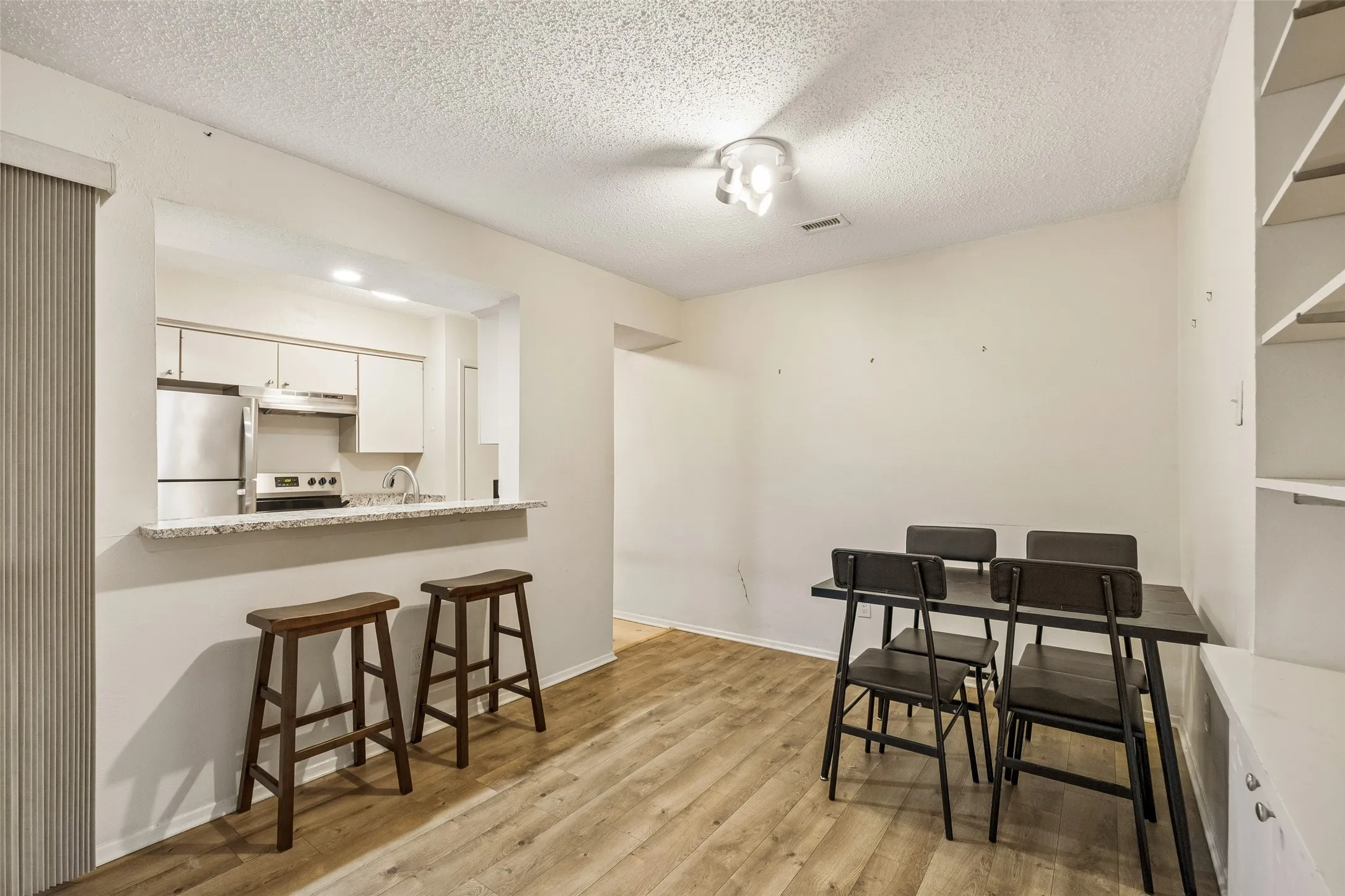 Condominium For Sale in Dallas County , 5138 Amesbury Drive 211, Dallas, Texas 75206, 2 Bedroom, 2 Bathroom, Garage spaces, 1,008 Sqft, built in 1970, mls#21358076, Real Estate Agent in Dallas, Homes For Sale in Dallas county, Homes For Sale in Dallas, Realtor in Dallas Texas, Real Estate Brokerage Independent Realty Texas, Luminita Cordes Realtor