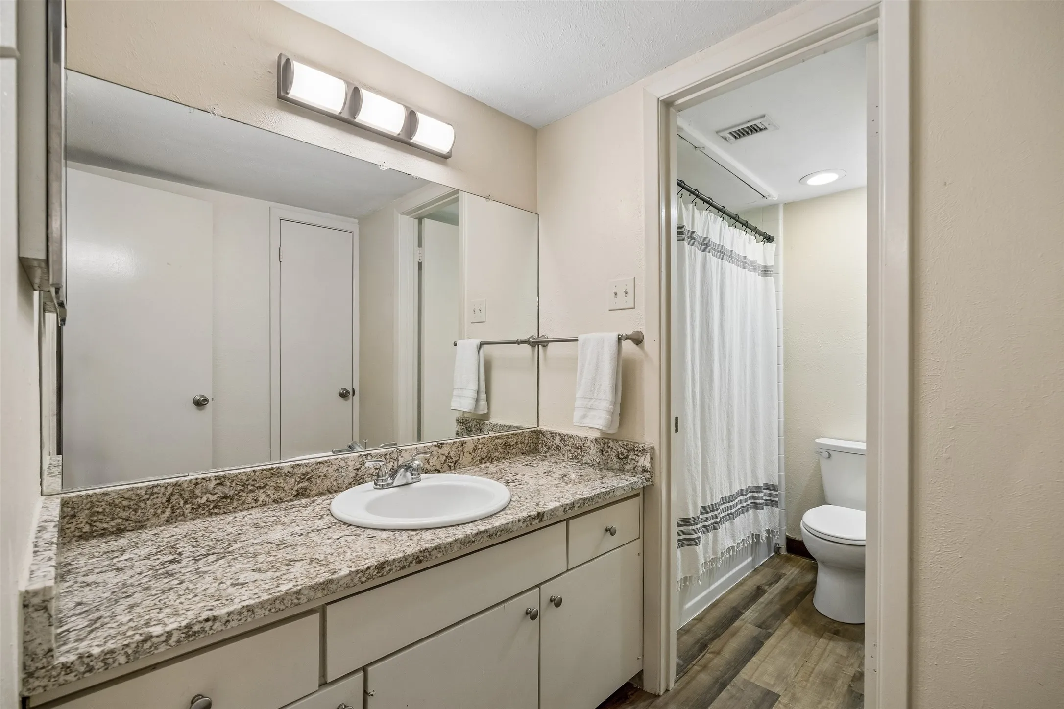 Condominium For Sale in Dallas County , 5138 Amesbury Drive 211, Dallas, Texas 75206, 2 Bedroom, 2 Bathroom, Garage spaces, 1,008 Sqft, built in 1970, mls#21358076, Real Estate Agent in Dallas, Homes For Sale in Dallas county, Homes For Sale in Dallas, Realtor in Dallas Texas, Real Estate Brokerage Independent Realty Texas, Luminita Cordes Realtor