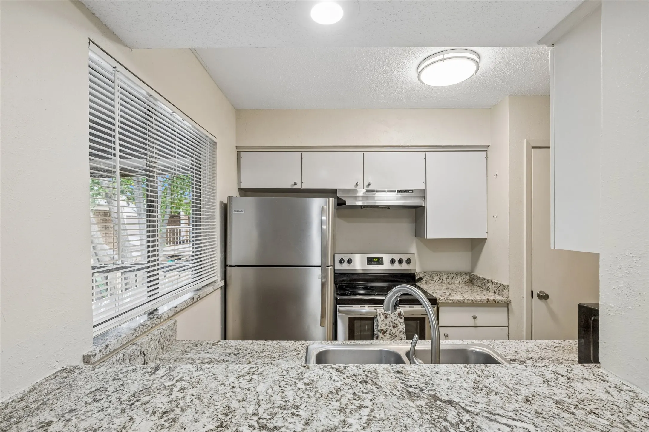 Condominium For Sale in Dallas County , 5138 Amesbury Drive 211, Dallas, Texas 75206, 2 Bedroom, 2 Bathroom, Garage spaces, 1,008 Sqft, built in 1970, mls#21358076, Real Estate Agent in Dallas, Homes For Sale in Dallas county, Homes For Sale in Dallas, Realtor in Dallas Texas, Real Estate Brokerage Independent Realty Texas, Luminita Cordes Realtor