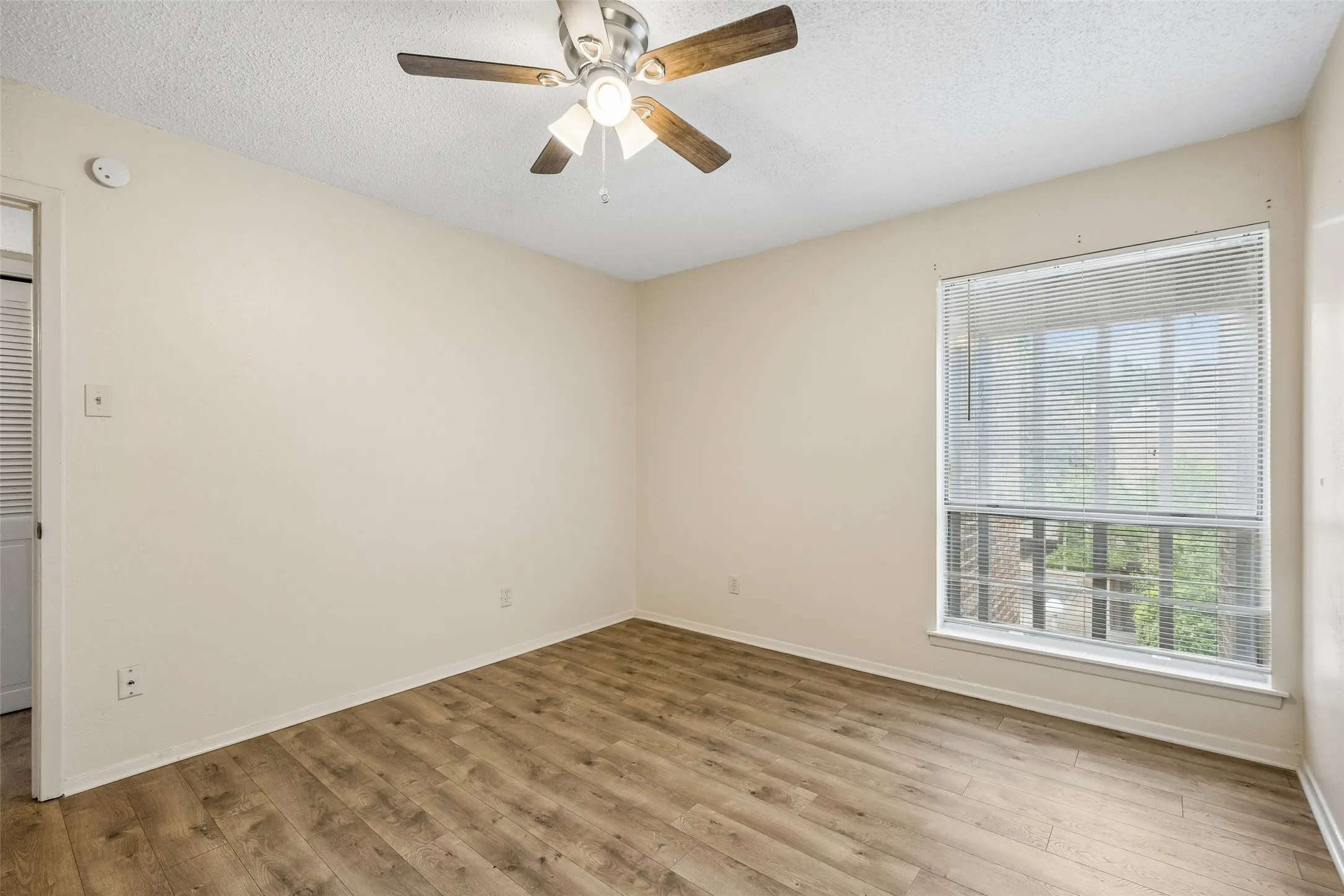 Condominium For Sale in Dallas County , 5138 Amesbury Drive 211, Dallas, Texas 75206, 2 Bedroom, 2 Bathroom, Garage spaces, 1,008 Sqft, built in 1970, mls#21358076, Real Estate Agent in Dallas, Homes For Sale in Dallas county, Homes For Sale in Dallas, Realtor in Dallas Texas, Real Estate Brokerage Independent Realty Texas, Luminita Cordes Realtor