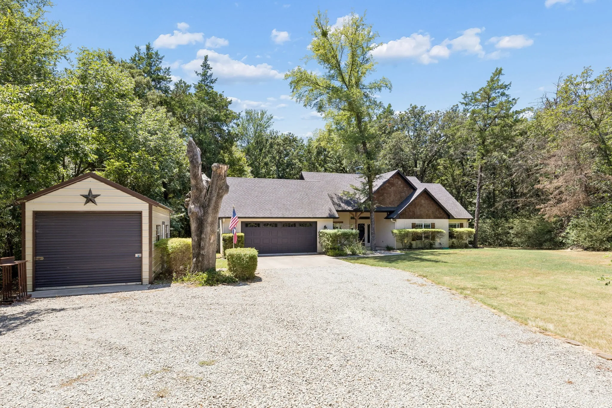 Single Family Residence For Sale in Fannin County , 6912 Circle Drive, Bonham, Texas 75418, 3 Bedroom, 2 Bathroom, 3 Garage spaces, 1,451 Sqft, built in 2018, mls#21351272, Real Estate Agent in Bonham, Homes For Sale in Fannin county, Homes For Sale in Bonham, Realtor in Bonham Texas, Real Estate Brokerage Independent Realty Texas, Luminita Cordes Realtor