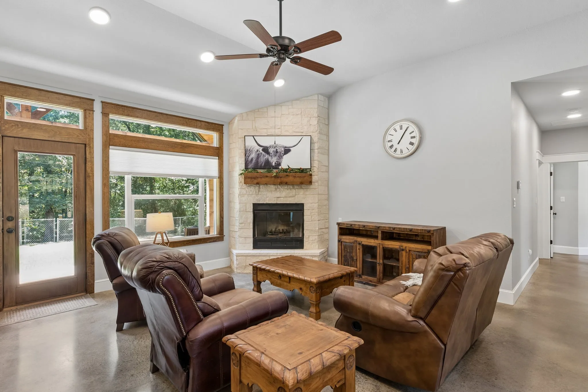Single Family Residence For Sale in Fannin County , 6912 Circle Drive, Bonham, Texas 75418, 3 Bedroom, 2 Bathroom, 3 Garage spaces, 1,451 Sqft, built in 2018, mls#21351272, Real Estate Agent in Bonham, Homes For Sale in Fannin county, Homes For Sale in Bonham, Realtor in Bonham Texas, Real Estate Brokerage Independent Realty Texas, Luminita Cordes Realtor