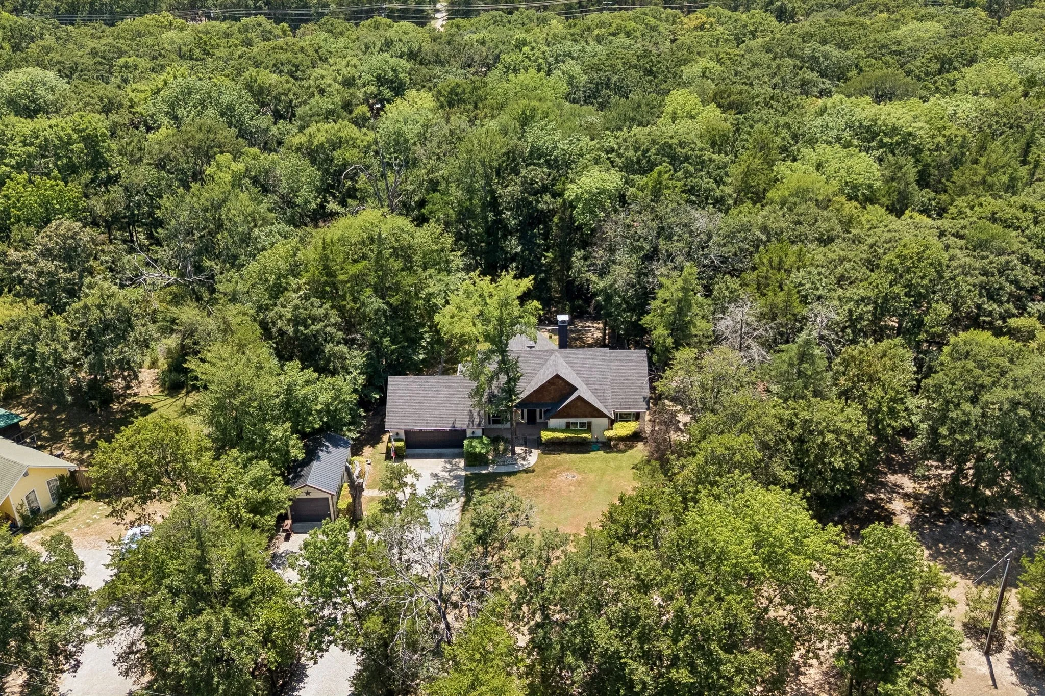 Single Family Residence For Sale in Fannin County , 6912 Circle Drive, Bonham, Texas 75418, 3 Bedroom, 2 Bathroom, 3 Garage spaces, 1,451 Sqft, built in 2018, mls#21351272, Real Estate Agent in Bonham, Homes For Sale in Fannin county, Homes For Sale in Bonham, Realtor in Bonham Texas, Real Estate Brokerage Independent Realty Texas, Luminita Cordes Realtor