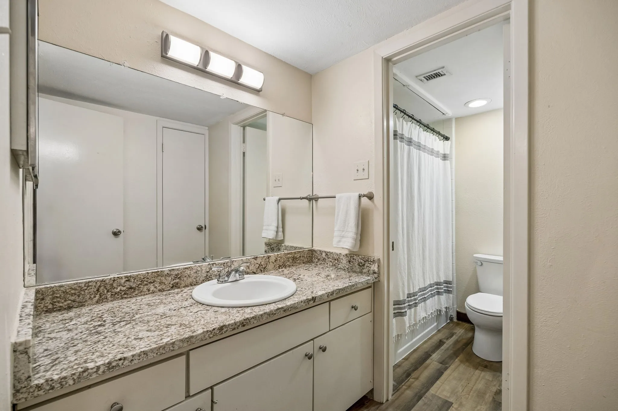 Condominium For Rent in Dallas County , 5138 Amesbury Drive 211, Dallas, Texas 75206, 2 Bedroom, 2 Bathroom, Garage spaces, 1,008 Sqft, built in 1970, mls#21358164, Real Estate Agent in Dallas, Homes For Rent in Dallas county, Homes For Rent in Dallas, Realtor in Dallas Texas, Real Estate Brokerage Independent Realty Texas, Luminita Cordes Realtor