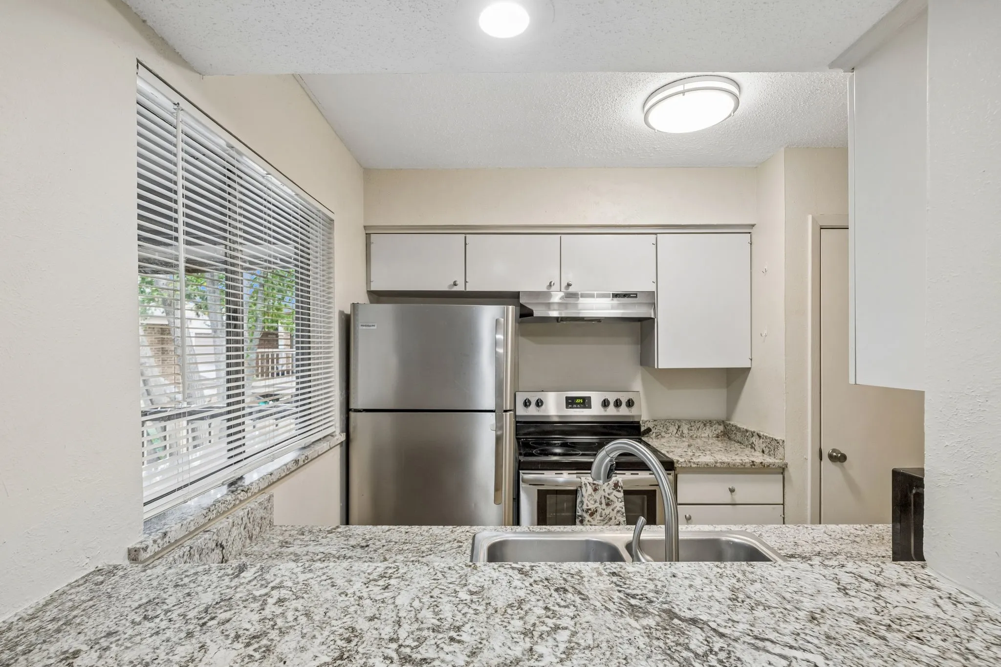 Condominium For Rent in Dallas County , 5138 Amesbury Drive 211, Dallas, Texas 75206, 2 Bedroom, 2 Bathroom, Garage spaces, 1,008 Sqft, built in 1970, mls#21358164, Real Estate Agent in Dallas, Homes For Rent in Dallas county, Homes For Rent in Dallas, Realtor in Dallas Texas, Real Estate Brokerage Independent Realty Texas, Luminita Cordes Realtor