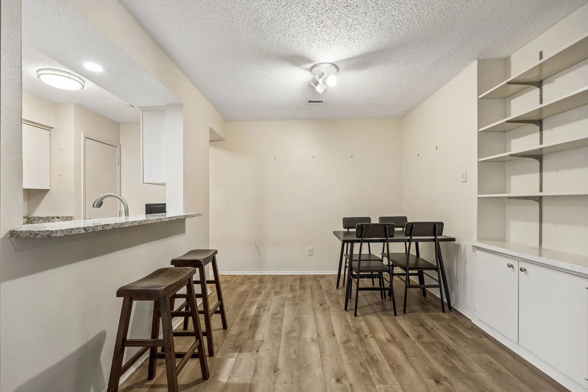 Condominium For Rent in Dallas County , 5138 Amesbury Drive 211, Dallas, Texas 75206, 2 Bedroom, 2 Bathroom, Garage spaces, 1,008 Sqft, built in 1970, mls#21358164, Real Estate Agent in Dallas, Homes For Rent in Dallas county, Homes For Rent in Dallas, Realtor in Dallas Texas, Real Estate Brokerage Independent Realty Texas, Luminita Cordes Realtor