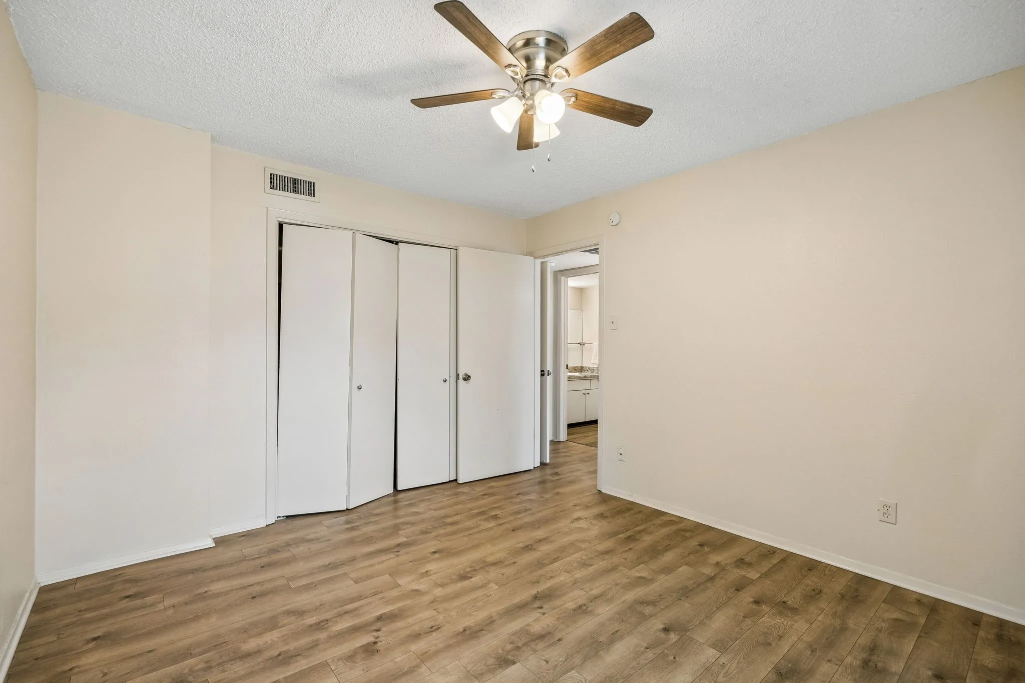 Condominium For Rent in Dallas County , 5138 Amesbury Drive 211, Dallas, Texas 75206, 2 Bedroom, 2 Bathroom, Garage spaces, 1,008 Sqft, built in 1970, mls#21358164, Real Estate Agent in Dallas, Homes For Rent in Dallas county, Homes For Rent in Dallas, Realtor in Dallas Texas, Real Estate Brokerage Independent Realty Texas, Luminita Cordes Realtor