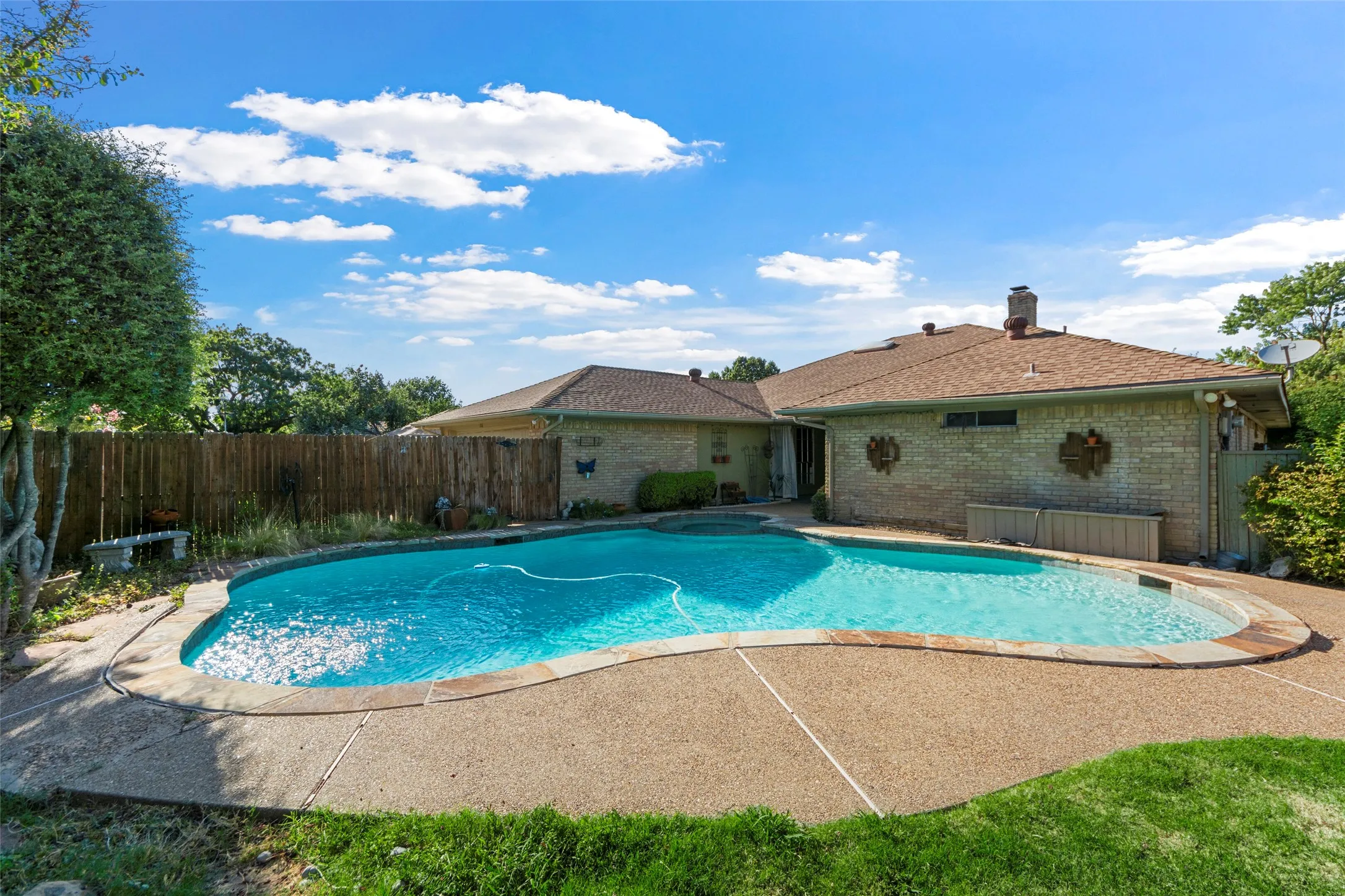 Single Family Residence For Sale in Dallas County , 1116 Windsong Trail, Richardson, Texas 75081, 3 Bedroom, 3 Bathroom, 2 Garage spaces, 2,404 Sqft, built in 1979, mls#21355692, Real Estate Agent in Richardson, Homes For Sale in Dallas county, Homes For Sale in Richardson, Realtor in Richardson Texas, Real Estate Brokerage Independent Realty Texas, Luminita Cordes Realtor