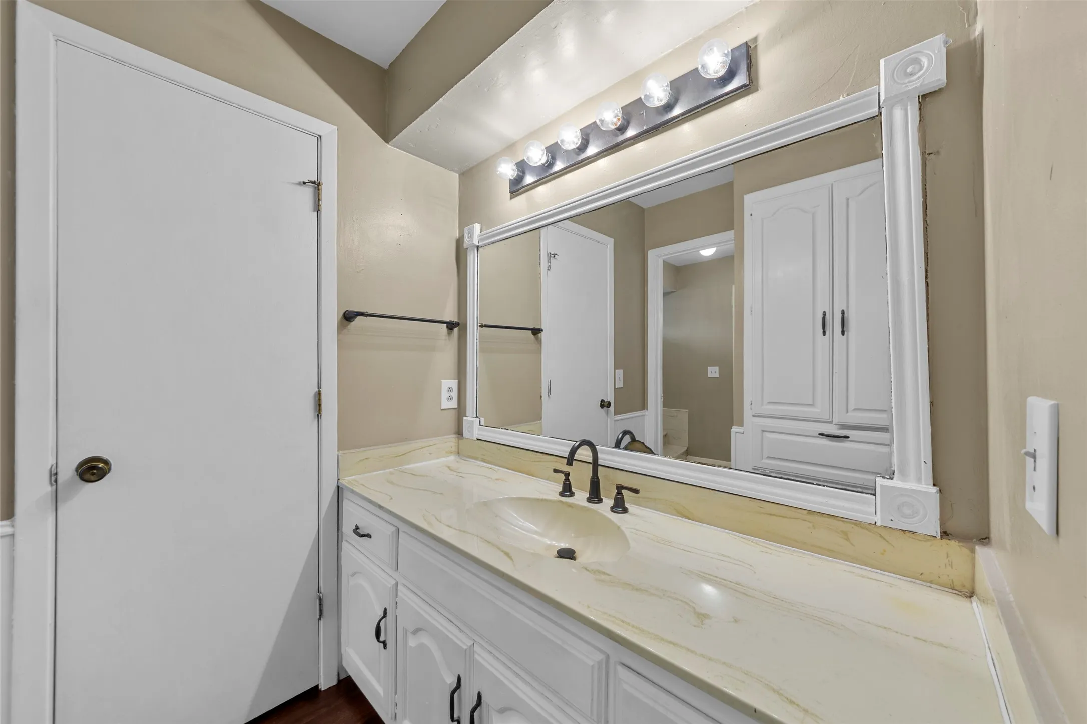 Single Family Residence For Sale in Dallas County , 1116 Windsong Trail, Richardson, Texas 75081, 3 Bedroom, 3 Bathroom, 2 Garage spaces, 2,404 Sqft, built in 1979, mls#21355692, Real Estate Agent in Richardson, Homes For Sale in Dallas county, Homes For Sale in Richardson, Realtor in Richardson Texas, Real Estate Brokerage Independent Realty Texas, Luminita Cordes Realtor