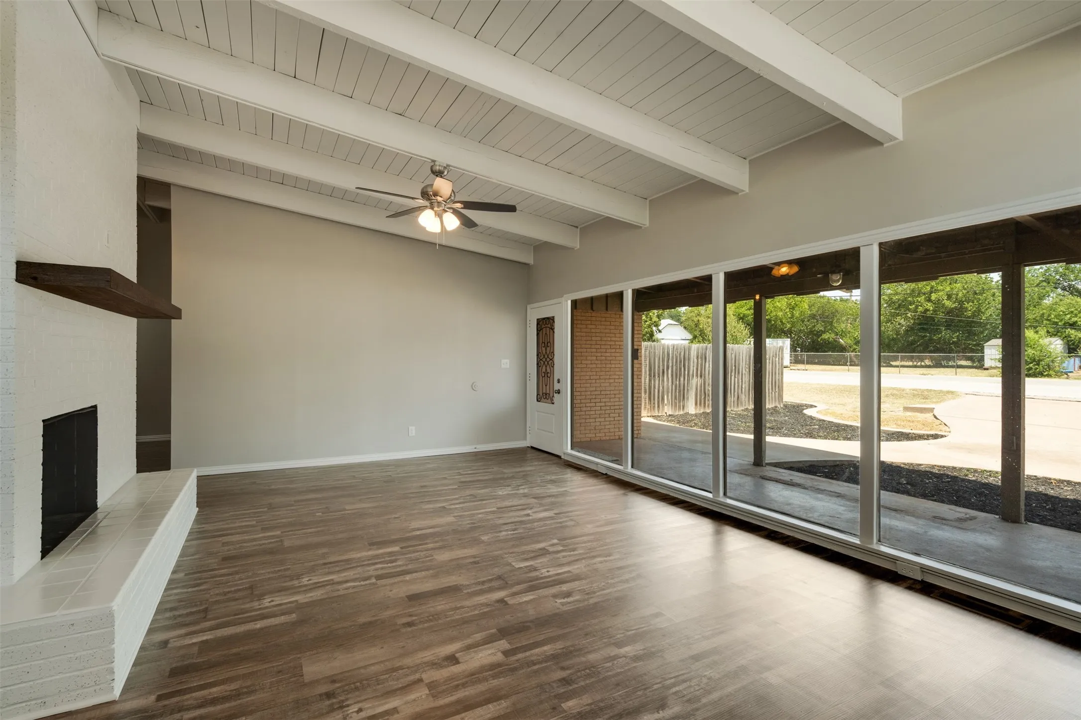 Single Family Residence For Sale in Wichita County , 502 W Texas Avenue, Iowa Park, Texas 76367, 3 Bedroom, 2 Bathroom, 2 Garage spaces, 1,955 Sqft, built in 1960, mls#21358175, Real Estate Agent in Iowa Park, Homes For Sale in Wichita county, Homes For Sale in Iowa Park, Realtor in Iowa Park Texas, Real Estate Brokerage Independent Realty Texas, Luminita Cordes Realtor