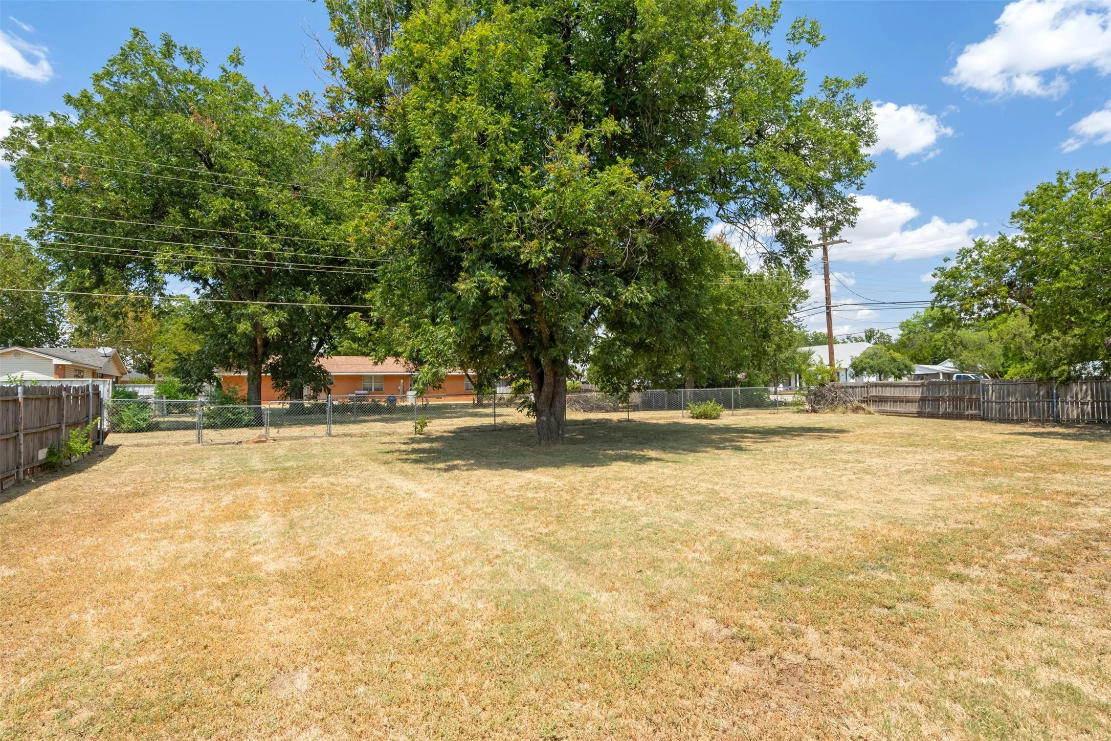 Single Family Residence For Sale in Wichita County , 502 W Texas Avenue, Iowa Park, Texas 76367, 3 Bedroom, 2 Bathroom, 2 Garage spaces, 1,955 Sqft, built in 1960, mls#21358175, Real Estate Agent in Iowa Park, Homes For Sale in Wichita county, Homes For Sale in Iowa Park, Realtor in Iowa Park Texas, Real Estate Brokerage Independent Realty Texas, Luminita Cordes Realtor