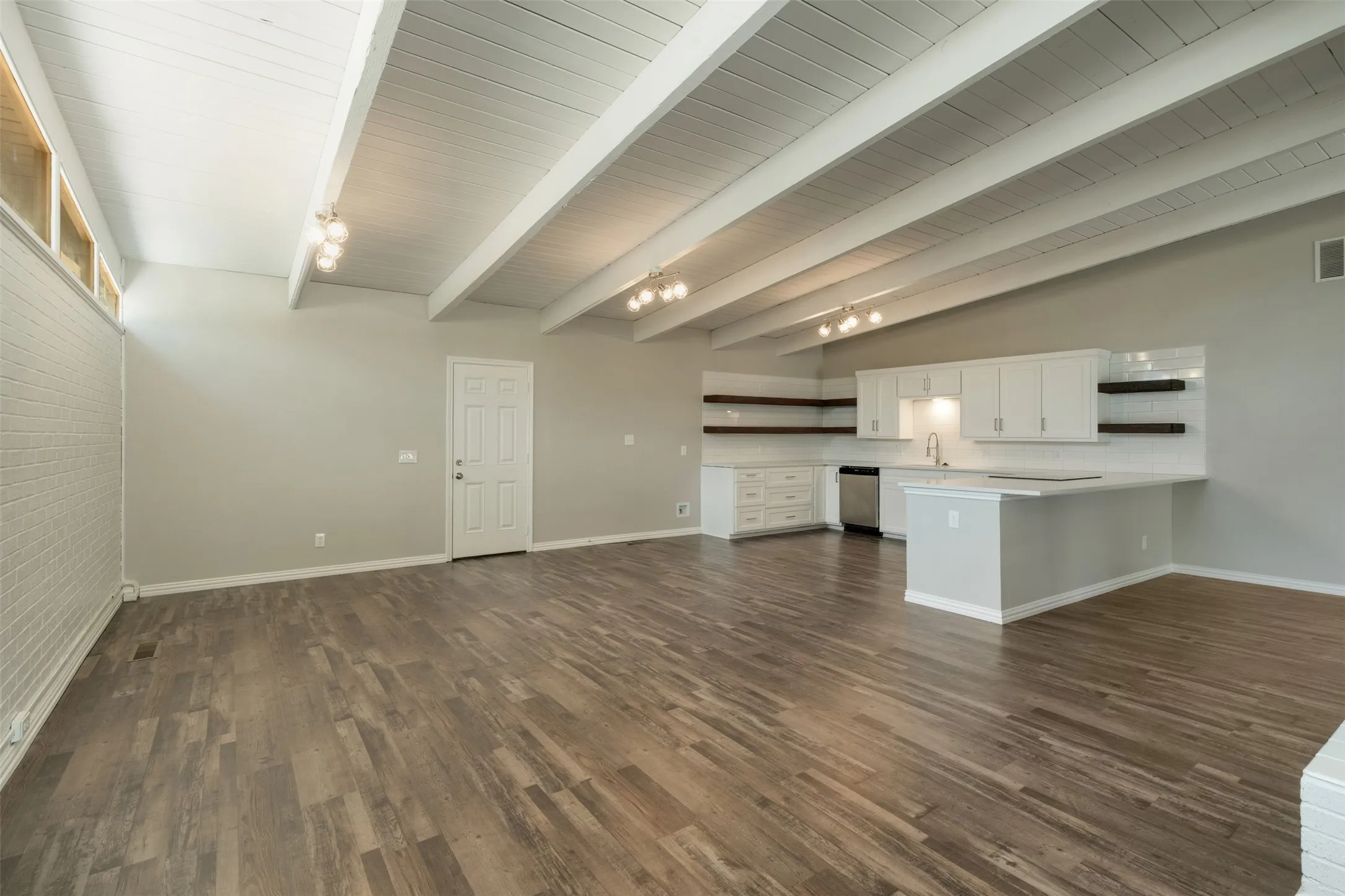 Single Family Residence For Sale in Wichita County , 502 W Texas Avenue, Iowa Park, Texas 76367, 3 Bedroom, 2 Bathroom, 2 Garage spaces, 1,955 Sqft, built in 1960, mls#21358175, Real Estate Agent in Iowa Park, Homes For Sale in Wichita county, Homes For Sale in Iowa Park, Realtor in Iowa Park Texas, Real Estate Brokerage Independent Realty Texas, Luminita Cordes Realtor