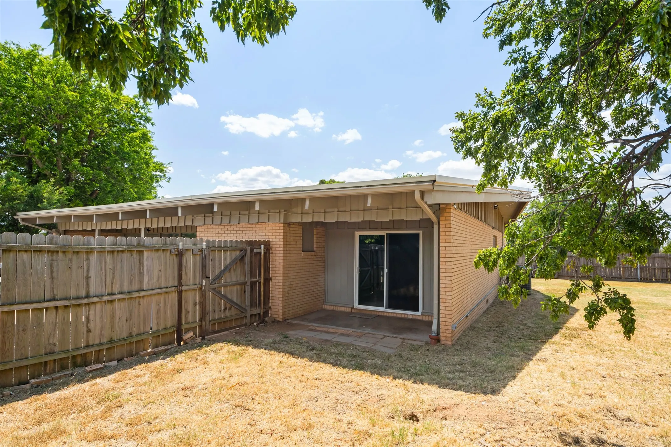 Single Family Residence For Sale in Wichita County , 502 W Texas Avenue, Iowa Park, Texas 76367, 3 Bedroom, 2 Bathroom, 2 Garage spaces, 1,955 Sqft, built in 1960, mls#21358175, Real Estate Agent in Iowa Park, Homes For Sale in Wichita county, Homes For Sale in Iowa Park, Realtor in Iowa Park Texas, Real Estate Brokerage Independent Realty Texas, Luminita Cordes Realtor