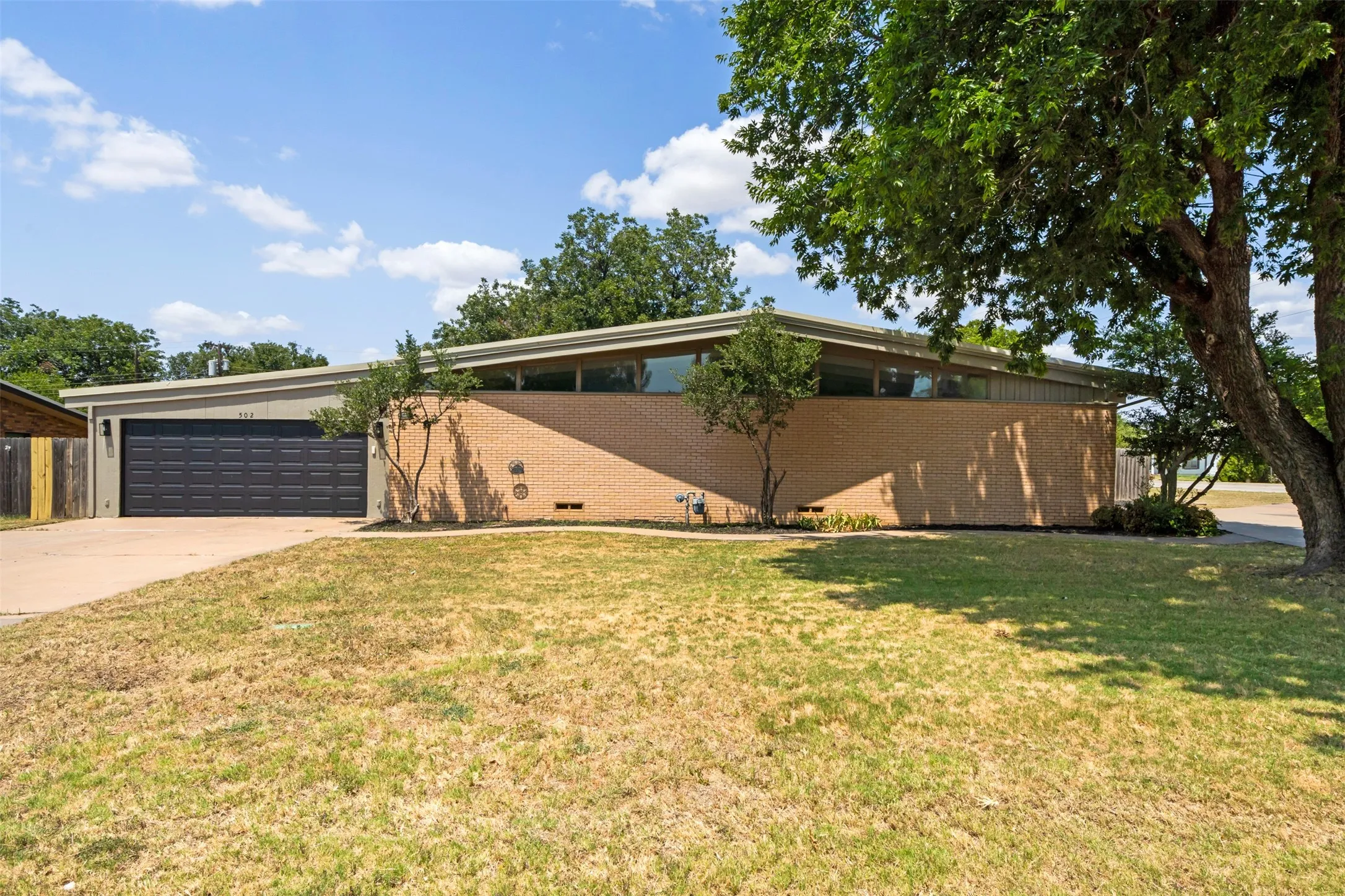 Single Family Residence For Sale in Wichita County , 502 W Texas Avenue, Iowa Park, Texas 76367, 3 Bedroom, 2 Bathroom, 2 Garage spaces, 1,955 Sqft, built in 1960, mls#21358175, Real Estate Agent in Iowa Park, Homes For Sale in Wichita county, Homes For Sale in Iowa Park, Realtor in Iowa Park Texas, Real Estate Brokerage Independent Realty Texas, Luminita Cordes Realtor