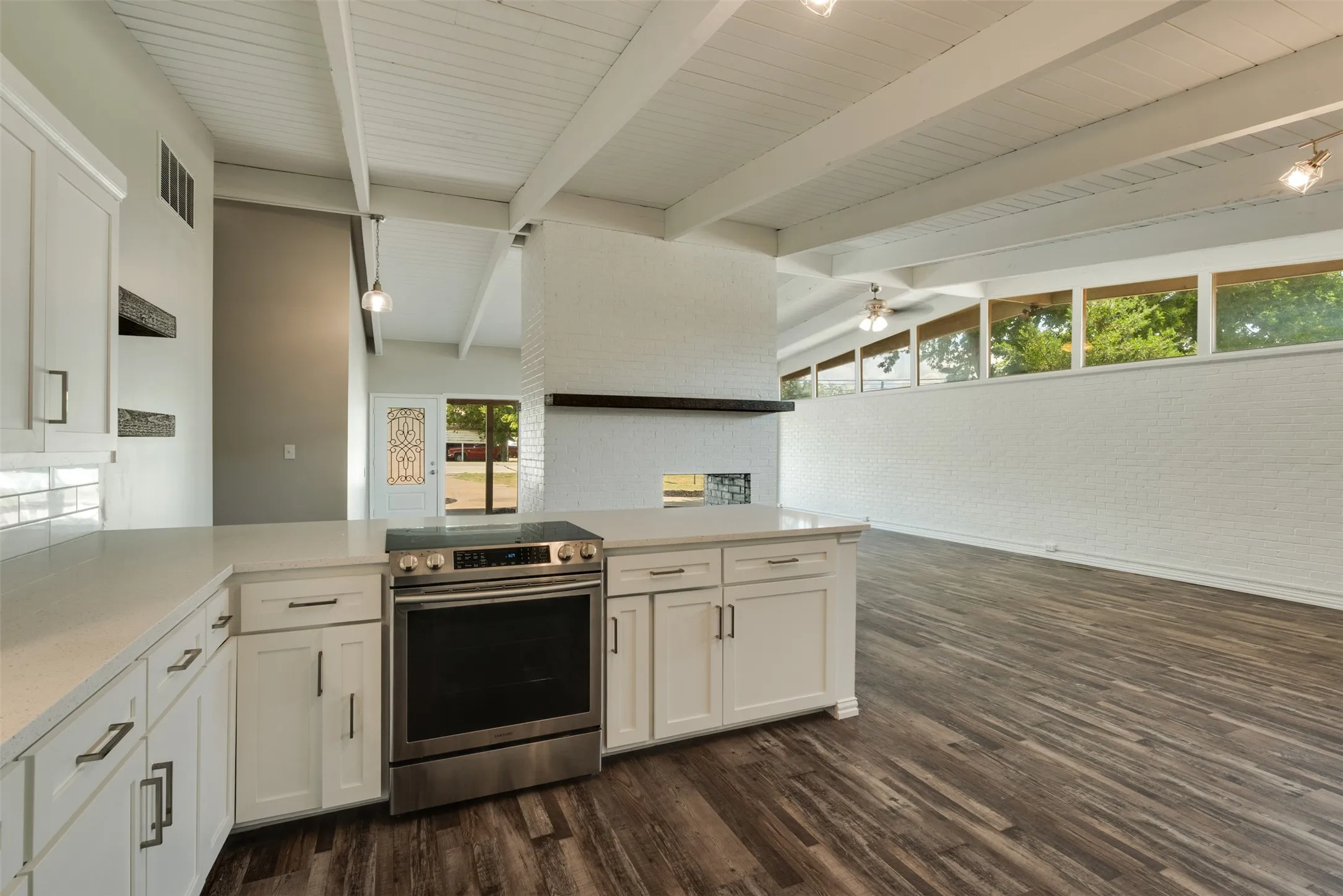 Single Family Residence For Sale in Wichita County , 502 W Texas Avenue, Iowa Park, Texas 76367, 3 Bedroom, 2 Bathroom, 2 Garage spaces, 1,955 Sqft, built in 1960, mls#21358175, Real Estate Agent in Iowa Park, Homes For Sale in Wichita county, Homes For Sale in Iowa Park, Realtor in Iowa Park Texas, Real Estate Brokerage Independent Realty Texas, Luminita Cordes Realtor
