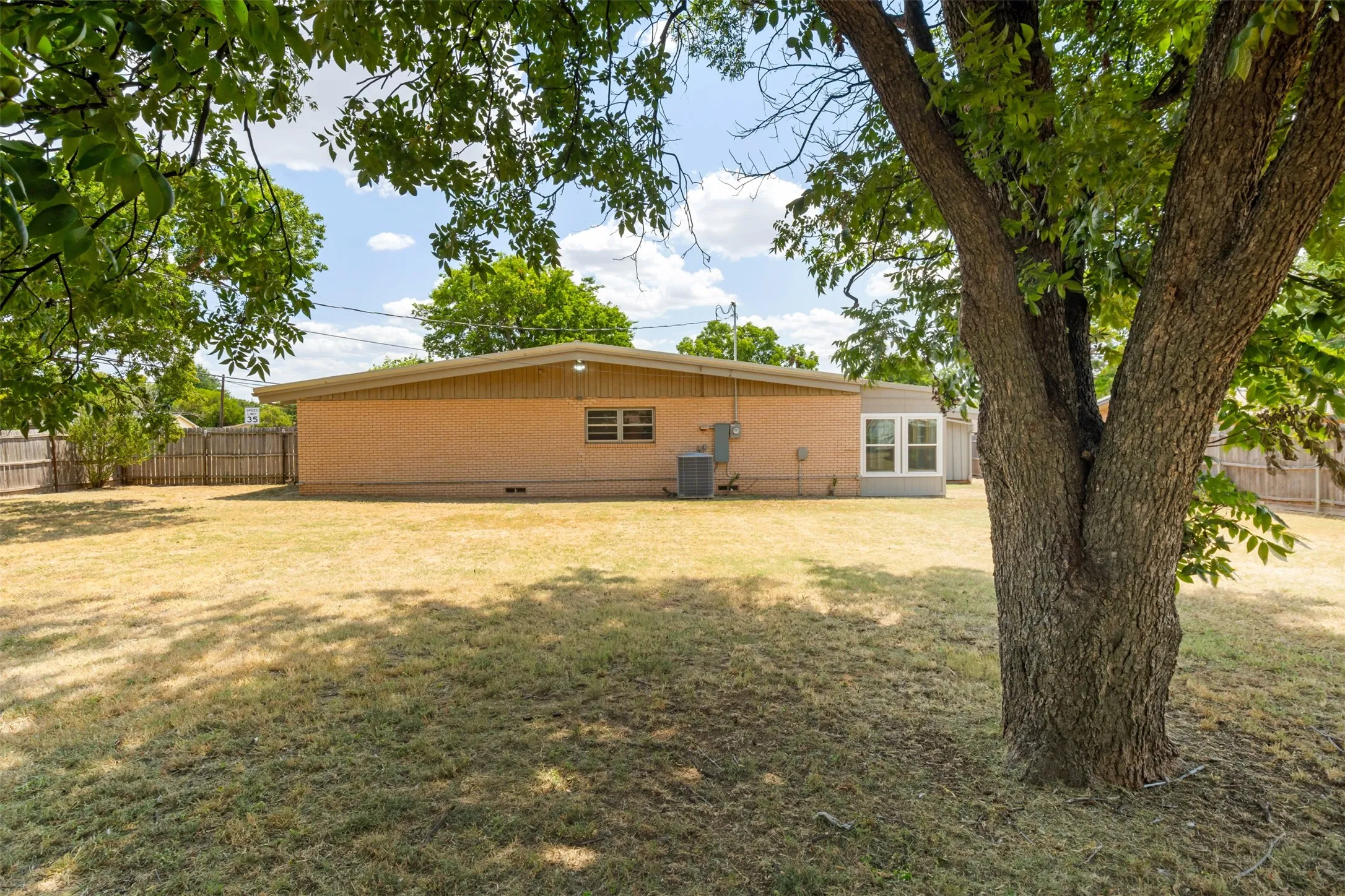 Single Family Residence For Sale in Wichita County , 502 W Texas Avenue, Iowa Park, Texas 76367, 3 Bedroom, 2 Bathroom, 2 Garage spaces, 1,955 Sqft, built in 1960, mls#21358175, Real Estate Agent in Iowa Park, Homes For Sale in Wichita county, Homes For Sale in Iowa Park, Realtor in Iowa Park Texas, Real Estate Brokerage Independent Realty Texas, Luminita Cordes Realtor