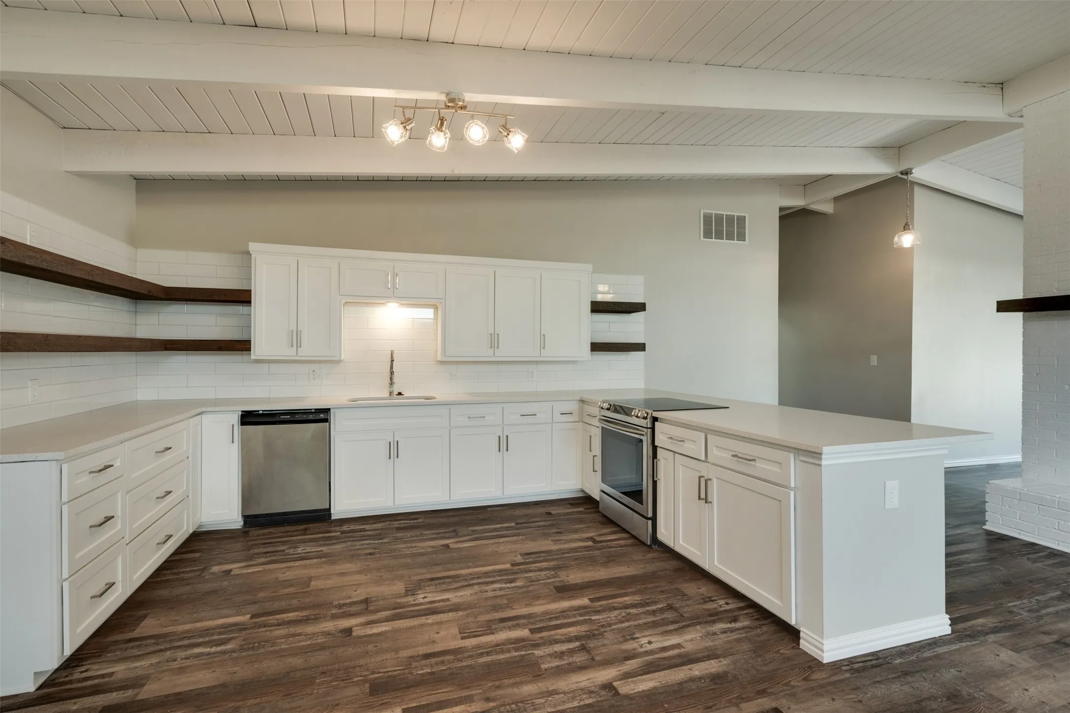 Single Family Residence For Sale in Wichita County , 502 W Texas Avenue, Iowa Park, Texas 76367, 3 Bedroom, 2 Bathroom, 2 Garage spaces, 1,955 Sqft, built in 1960, mls#21358175, Real Estate Agent in Iowa Park, Homes For Sale in Wichita county, Homes For Sale in Iowa Park, Realtor in Iowa Park Texas, Real Estate Brokerage Independent Realty Texas, Luminita Cordes Realtor