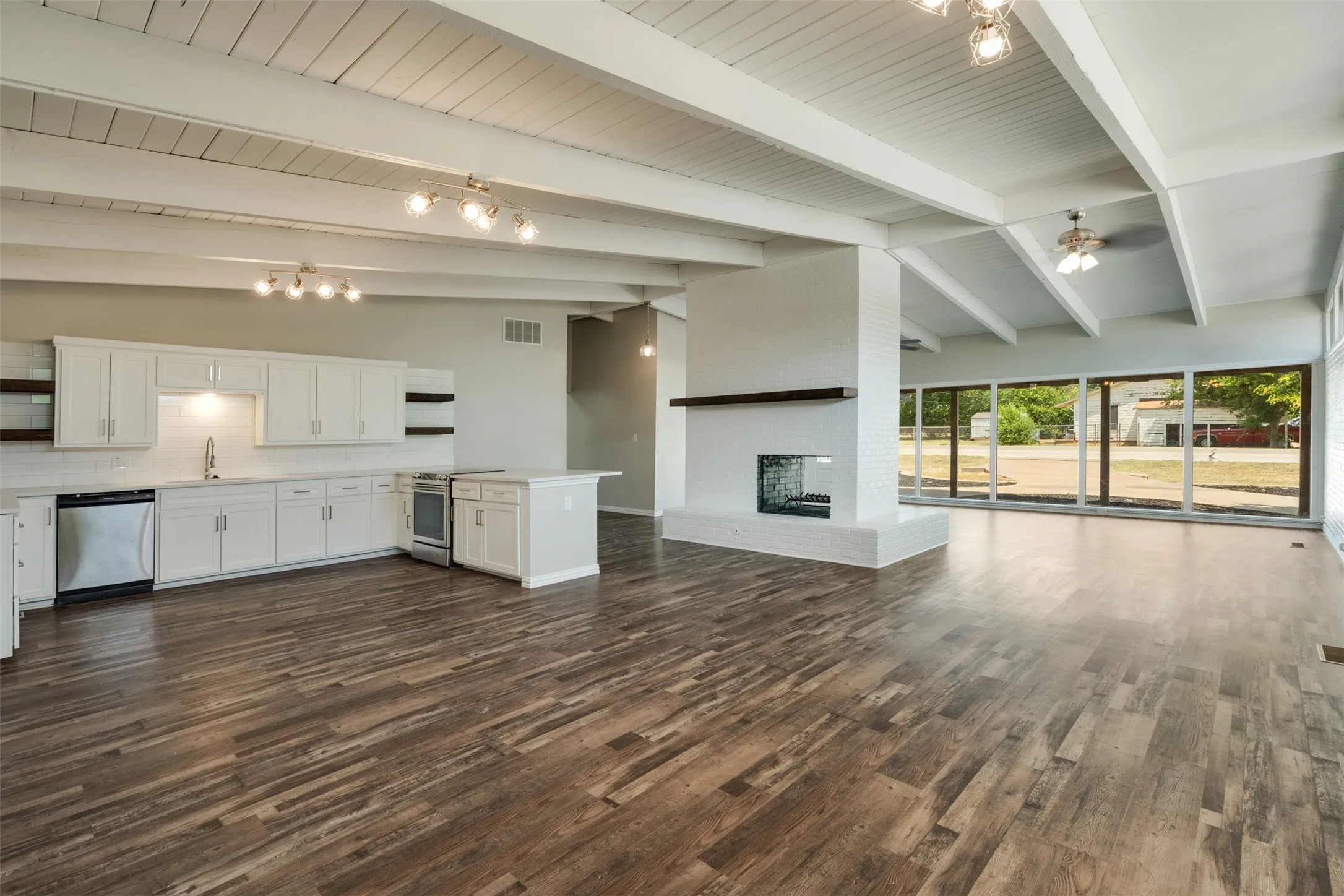 Single Family Residence For Sale in Wichita County , 502 W Texas Avenue, Iowa Park, Texas 76367, 3 Bedroom, 2 Bathroom, 2 Garage spaces, 1,955 Sqft, built in 1960, mls#21358175, Real Estate Agent in Iowa Park, Homes For Sale in Wichita county, Homes For Sale in Iowa Park, Realtor in Iowa Park Texas, Real Estate Brokerage Independent Realty Texas, Luminita Cordes Realtor