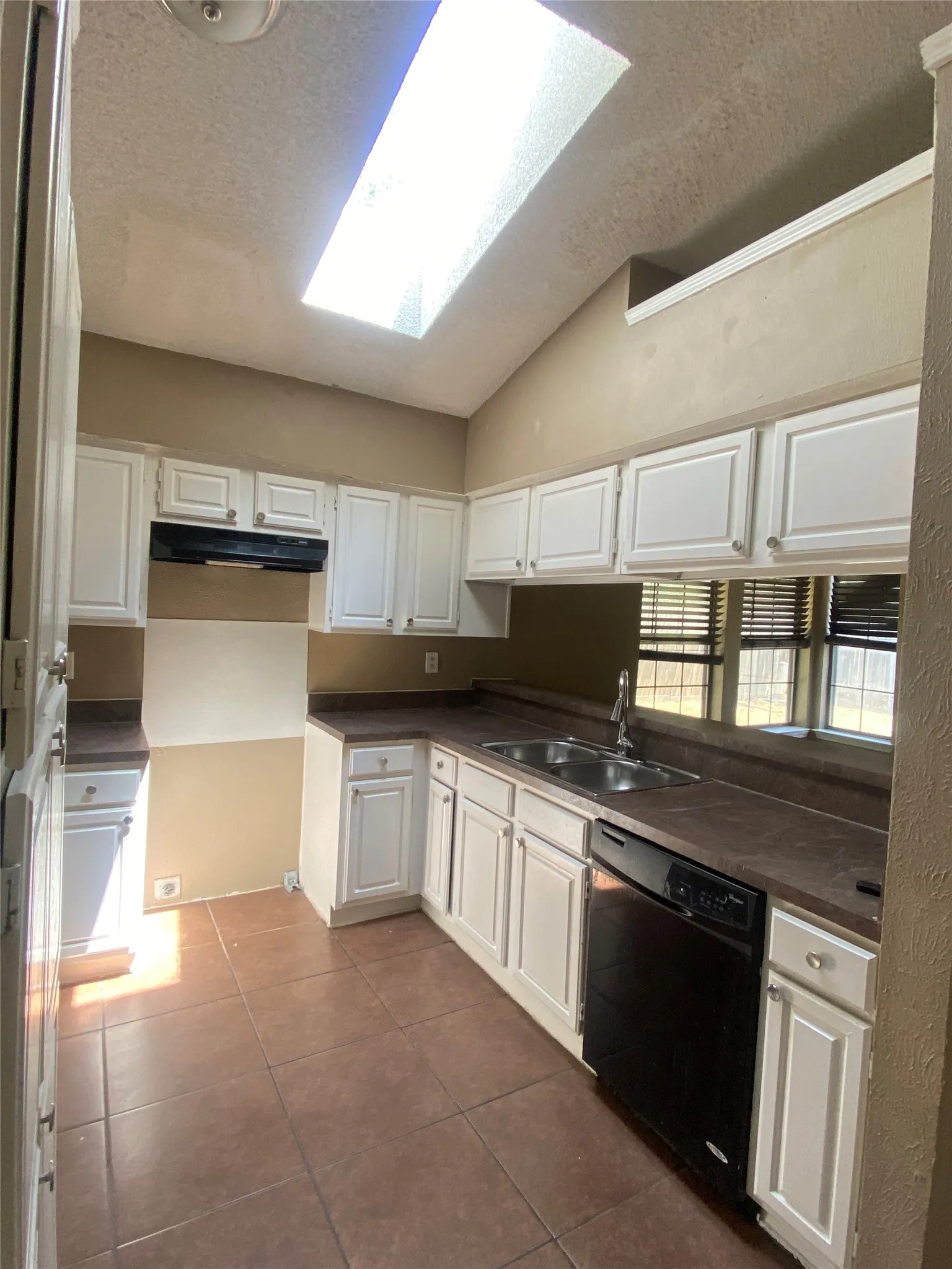 Single Family Residence For Rent in Tarrant County , 4370 Ashley Lane, Grand Prairie, Texas 75052, 3 Bedroom, 2 Bathroom, 2 Garage spaces, 1,696 Sqft, built in 1985, mls#21358176, Real Estate Agent in Grand Prairie, Homes For Rent in Tarrant county, Homes For Rent in Grand Prairie, Realtor in Grand Prairie Texas, Real Estate Brokerage Independent Realty Texas, Luminita Cordes Realtor