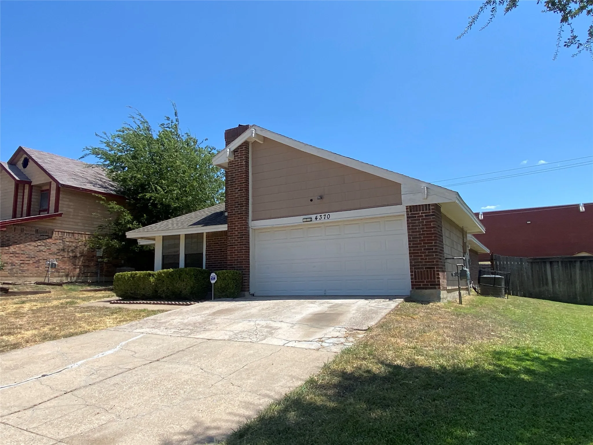 Single Family Residence For Rent in Tarrant County , 4370 Ashley Lane, Grand Prairie, Texas 75052, 3 Bedroom, 2 Bathroom, 2 Garage spaces, 1,696 Sqft, built in 1985, mls#21358176, Real Estate Agent in Grand Prairie, Homes For Rent in Tarrant county, Homes For Rent in Grand Prairie, Realtor in Grand Prairie Texas, Real Estate Brokerage Independent Realty Texas, Luminita Cordes Realtor