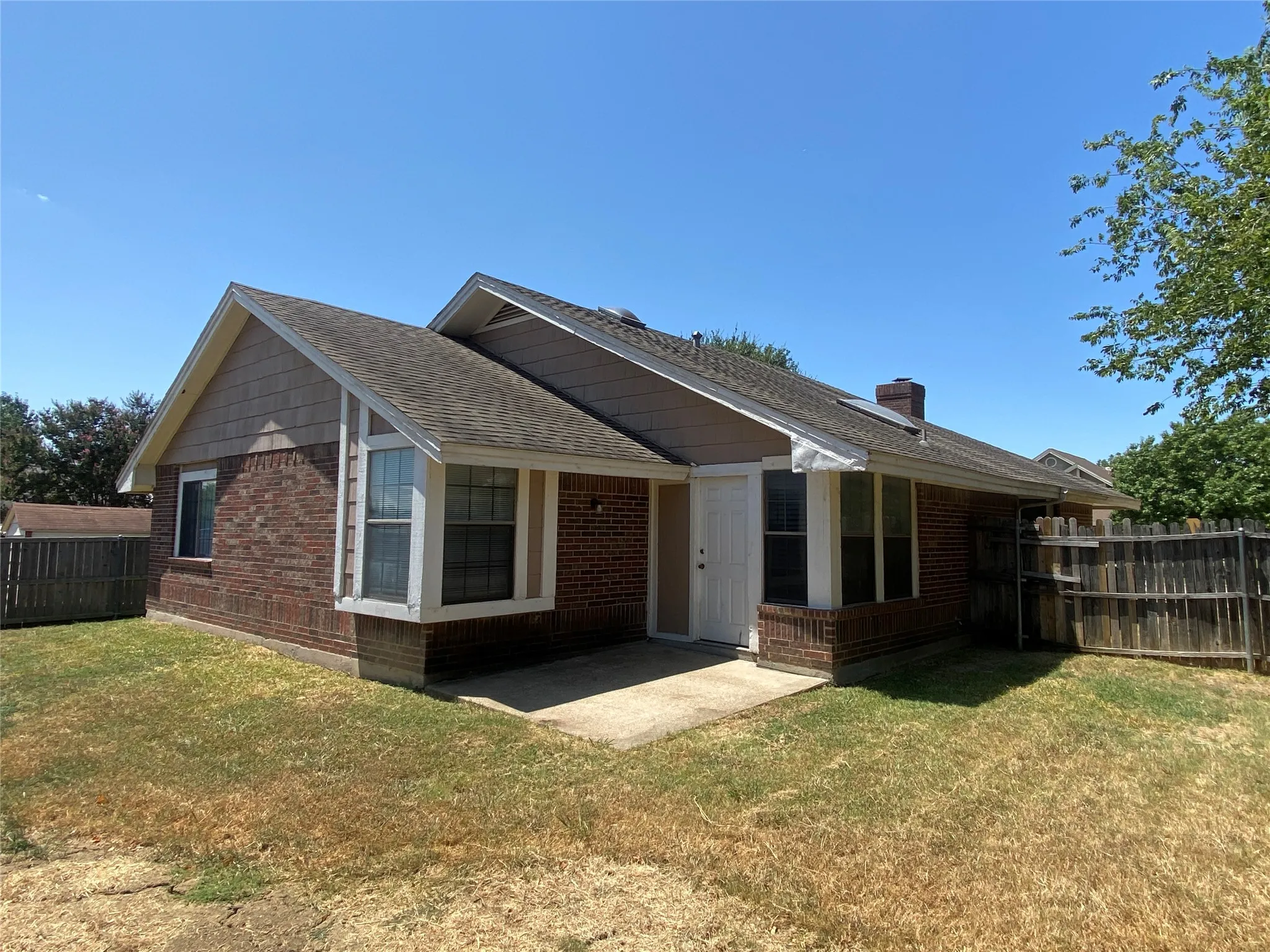 Single Family Residence For Rent in Tarrant County , 4370 Ashley Lane, Grand Prairie, Texas 75052, 3 Bedroom, 2 Bathroom, 2 Garage spaces, 1,696 Sqft, built in 1985, mls#21358176, Real Estate Agent in Grand Prairie, Homes For Rent in Tarrant county, Homes For Rent in Grand Prairie, Realtor in Grand Prairie Texas, Real Estate Brokerage Independent Realty Texas, Luminita Cordes Realtor