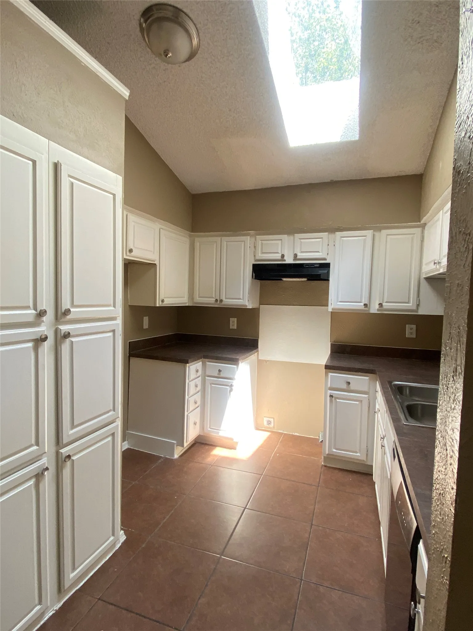 Single Family Residence For Rent in Tarrant County , 4370 Ashley Lane, Grand Prairie, Texas 75052, 3 Bedroom, 2 Bathroom, 2 Garage spaces, 1,696 Sqft, built in 1985, mls#21358176, Real Estate Agent in Grand Prairie, Homes For Rent in Tarrant county, Homes For Rent in Grand Prairie, Realtor in Grand Prairie Texas, Real Estate Brokerage Independent Realty Texas, Luminita Cordes Realtor