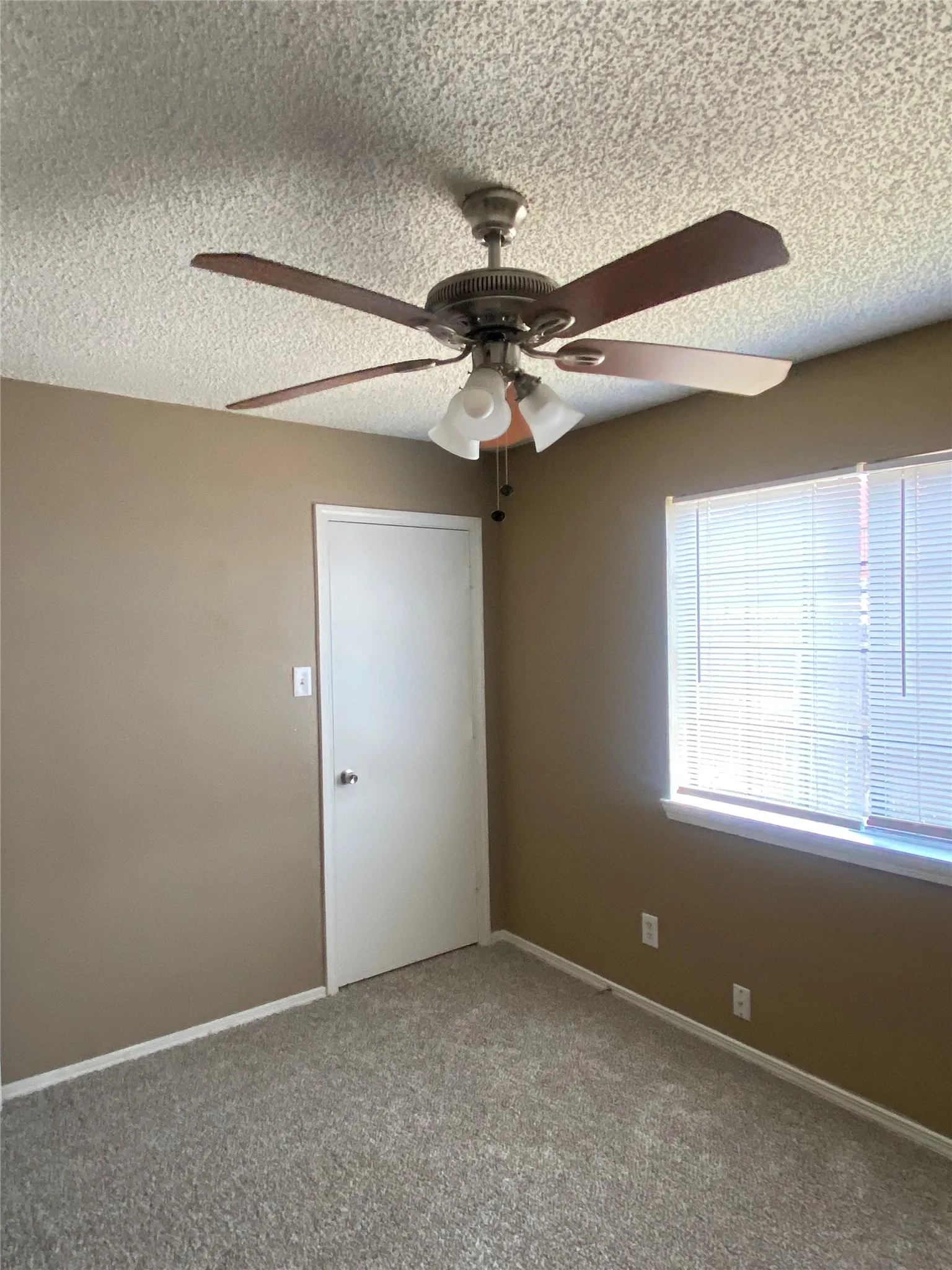 Single Family Residence For Rent in Tarrant County , 4370 Ashley Lane, Grand Prairie, Texas 75052, 3 Bedroom, 2 Bathroom, 2 Garage spaces, 1,696 Sqft, built in 1985, mls#21358176, Real Estate Agent in Grand Prairie, Homes For Rent in Tarrant county, Homes For Rent in Grand Prairie, Realtor in Grand Prairie Texas, Real Estate Brokerage Independent Realty Texas, Luminita Cordes Realtor