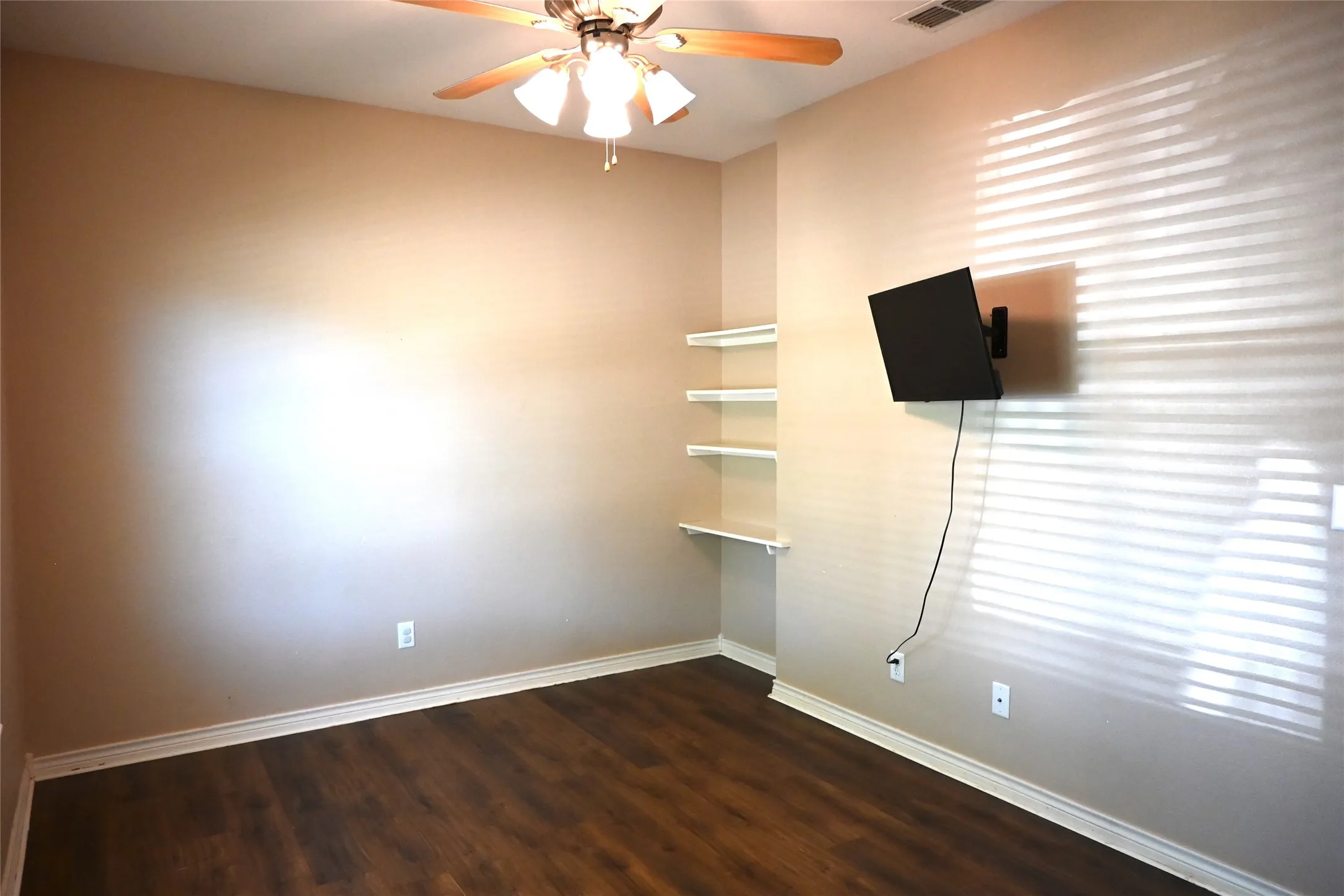 Single Family Residence For Sale in Taylor County , 3557 Firedog Road, Abilene, Texas 79606, 2 Bedroom, 2 Bathroom, 2 Garage spaces, 1,095 Sqft, built in 2010, mls#21358133, Real Estate Agent in Abilene, Homes For Sale in Taylor county, Homes For Sale in Abilene, Realtor in Abilene Texas, Real Estate Brokerage Independent Realty Texas, Luminita Cordes Realtor