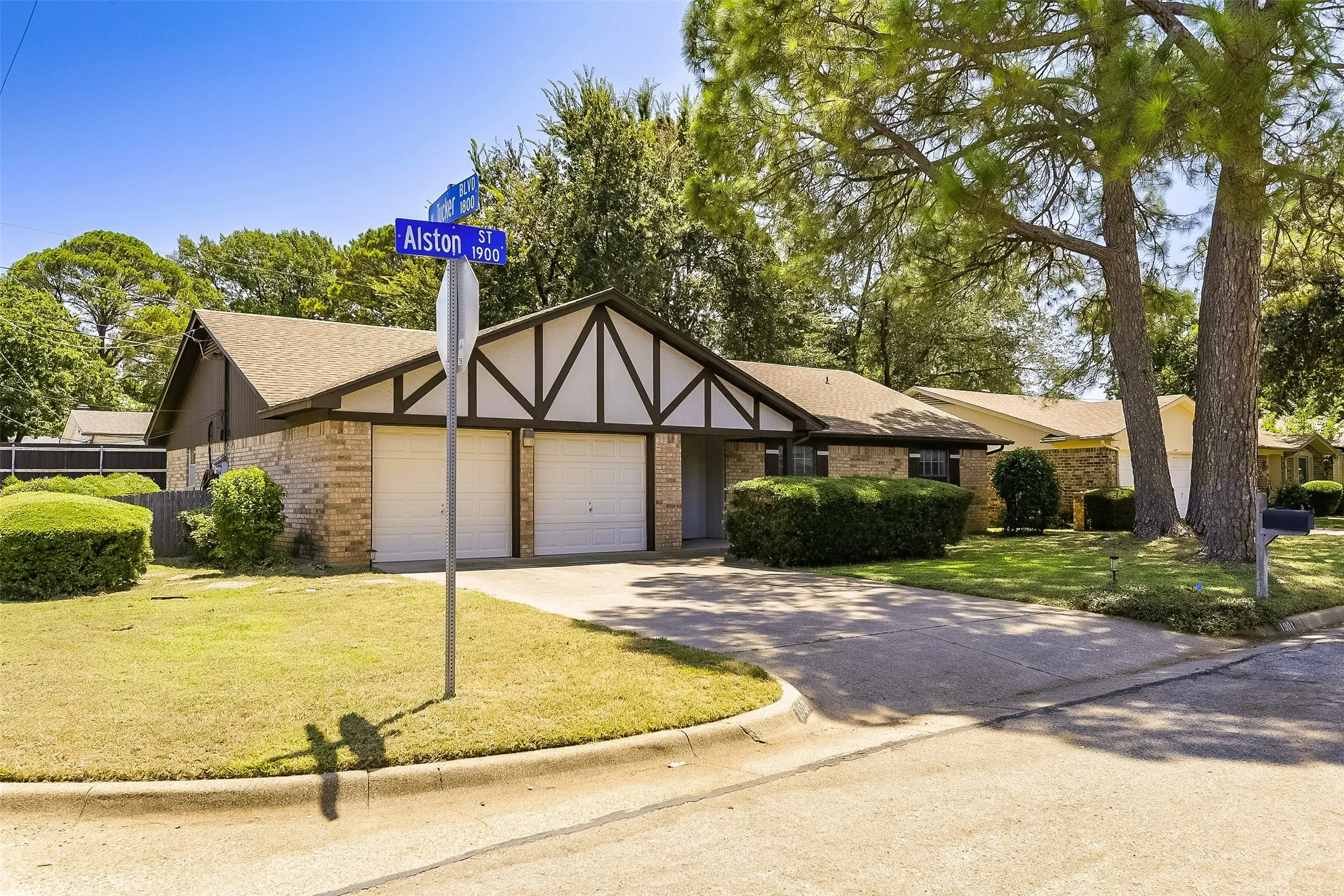 Plenty of room invites you to spread out and savor this spacious corner lot, ideally located just two blocks from Hill Elementary and Duncan Robinson Park.  This home puts everyday convenience right at your fingertips.