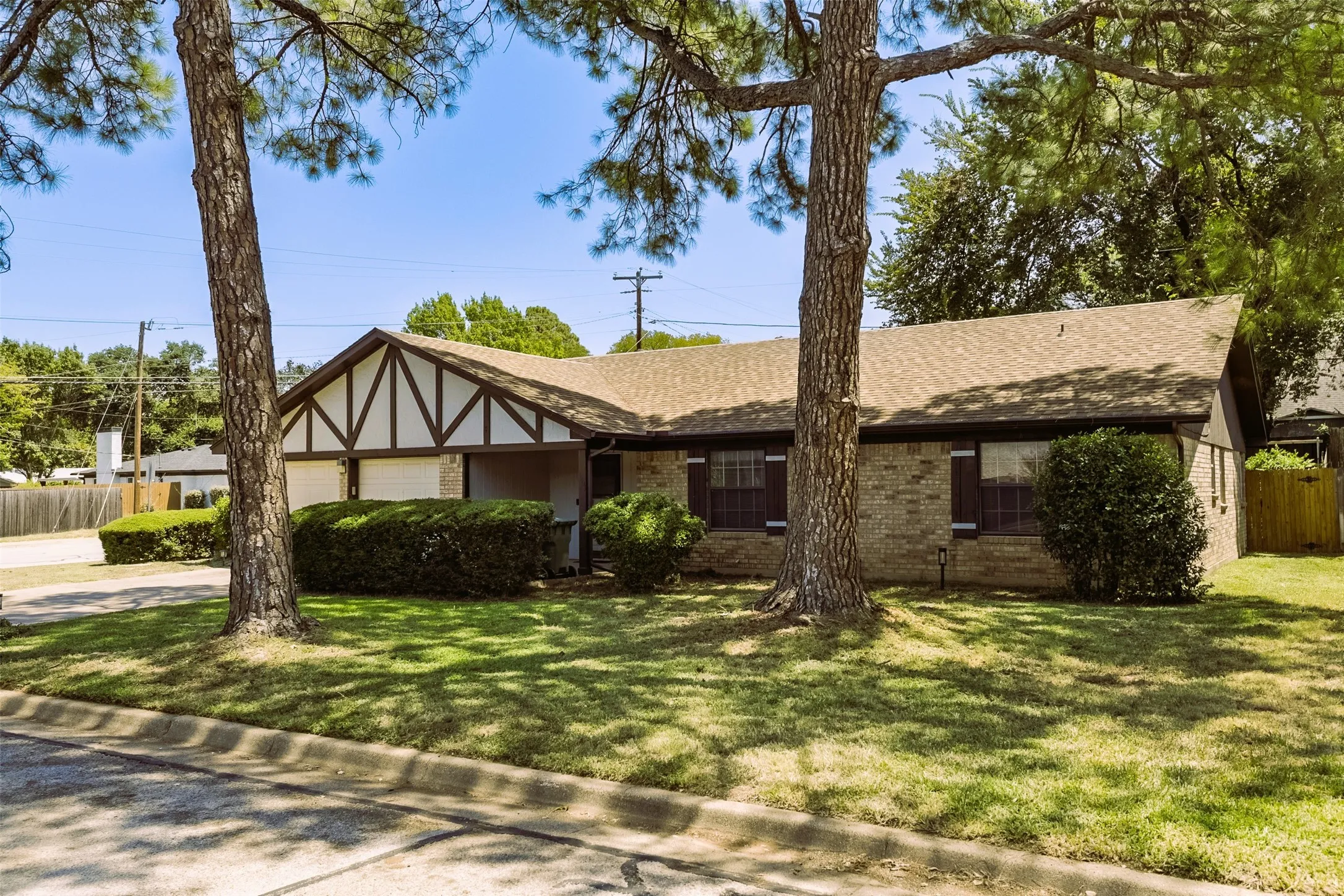 Single Family Residence For Sale in Tarrant County , 1901 Alston Street, Arlington, Texas 76013, 3 Bedroom, 2 Bathroom, 2 Garage spaces, 1,725 Sqft, built in 1974, mls#21356895, Real Estate Agent in Arlington, Homes For Sale in Tarrant county, Homes For Sale in Arlington, Realtor in Arlington Texas, Real Estate Brokerage Independent Realty Texas, Luminita Cordes Realtor