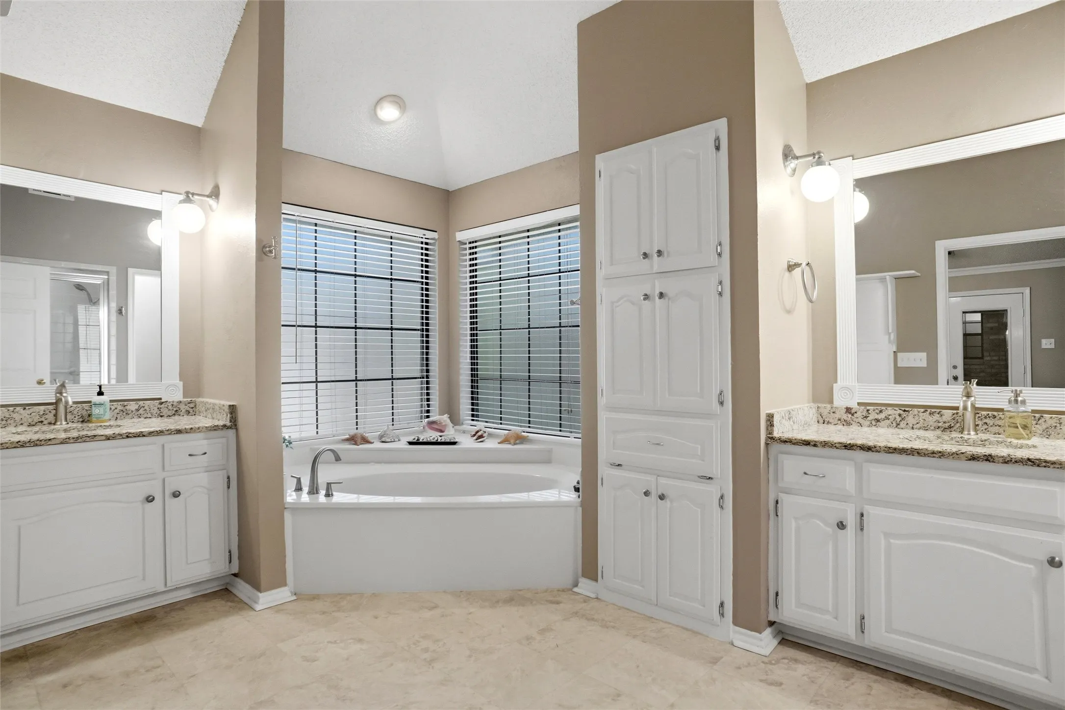 Single Family Residence For Sale in Dallas County , 220 Toler Drive, Mesquite, Texas 75149, 3 Bedroom, 2 Bathroom, 2 Garage spaces, 2,274 Sqft, built in 1985, mls#21356576, Real Estate Agent in Mesquite, Homes For Sale in Dallas county, Homes For Sale in Mesquite, Realtor in Mesquite Texas, Real Estate Brokerage Independent Realty Texas, Luminita Cordes Realtor