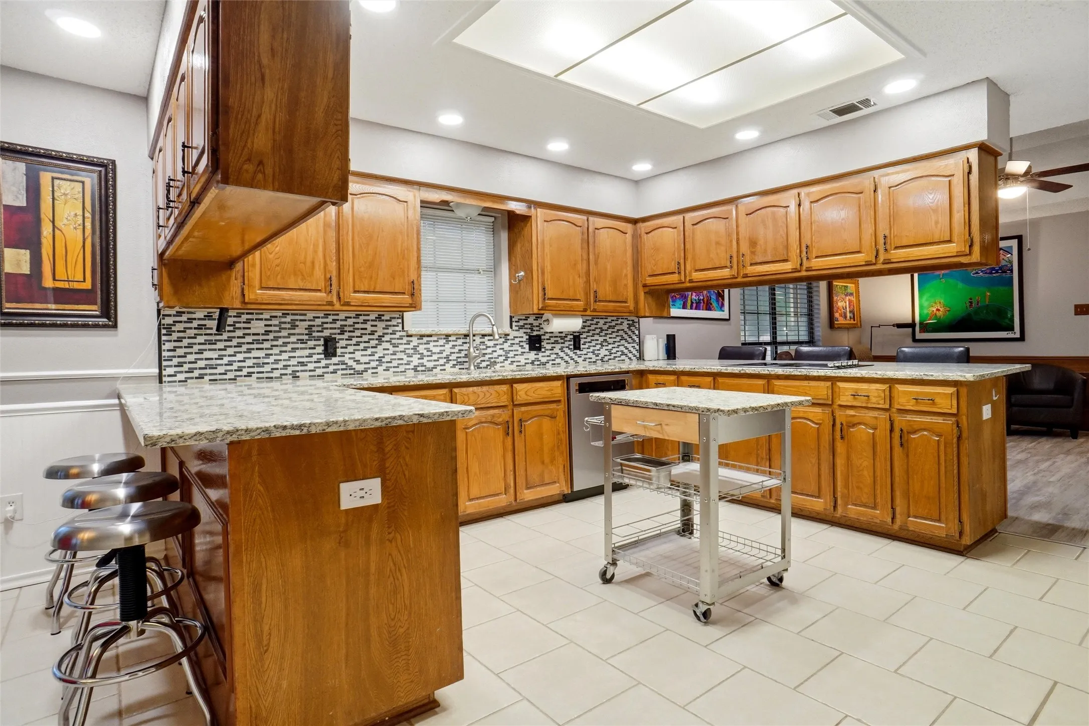 Single Family Residence For Sale in Dallas County , 220 Toler Drive, Mesquite, Texas 75149, 3 Bedroom, 2 Bathroom, 2 Garage spaces, 2,274 Sqft, built in 1985, mls#21356576, Real Estate Agent in Mesquite, Homes For Sale in Dallas county, Homes For Sale in Mesquite, Realtor in Mesquite Texas, Real Estate Brokerage Independent Realty Texas, Luminita Cordes Realtor