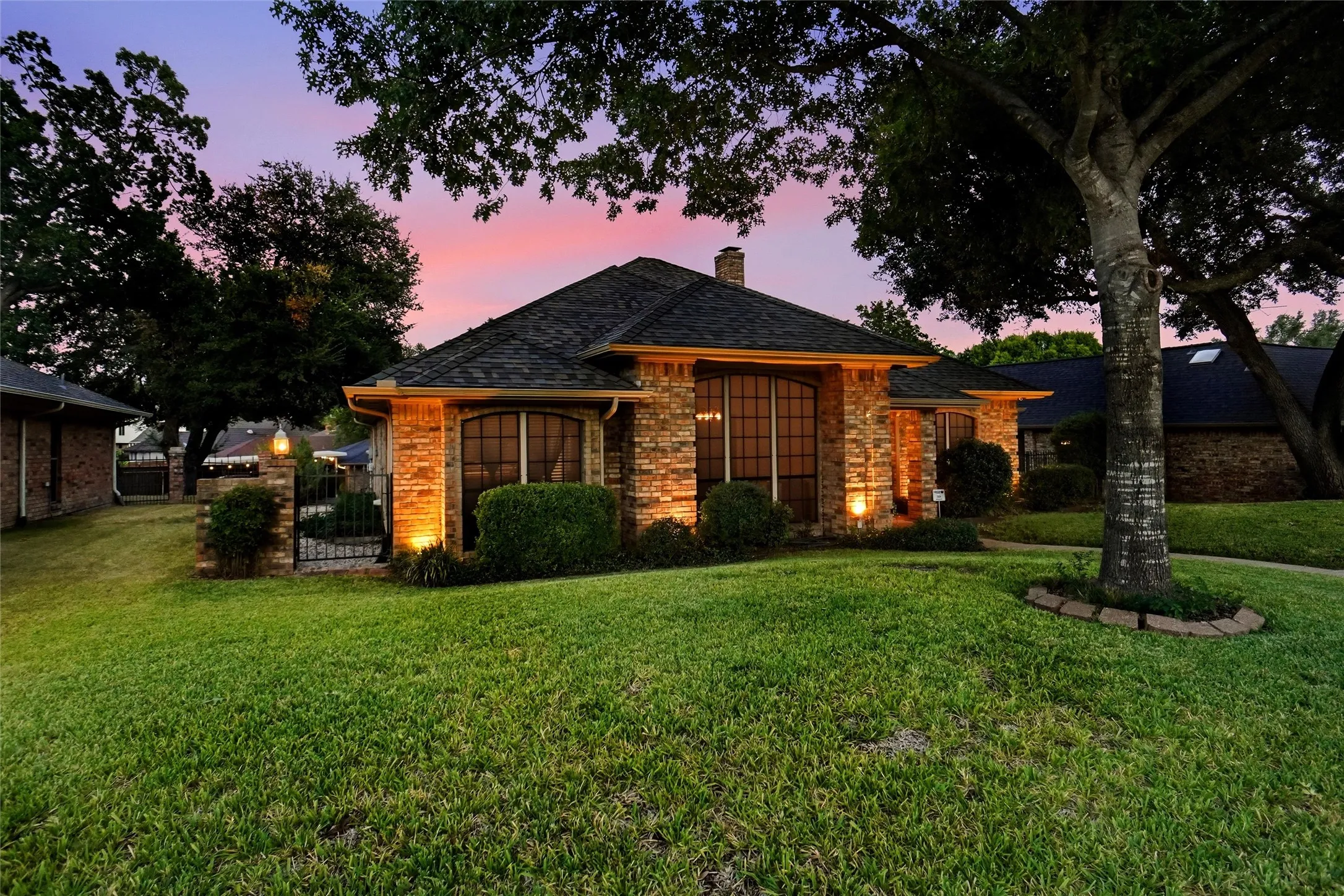 Single Family Residence For Sale in Dallas County , 220 Toler Drive, Mesquite, Texas 75149, 3 Bedroom, 2 Bathroom, 2 Garage spaces, 2,274 Sqft, built in 1985, mls#21356576, Real Estate Agent in Mesquite, Homes For Sale in Dallas county, Homes For Sale in Mesquite, Realtor in Mesquite Texas, Real Estate Brokerage Independent Realty Texas, Luminita Cordes Realtor