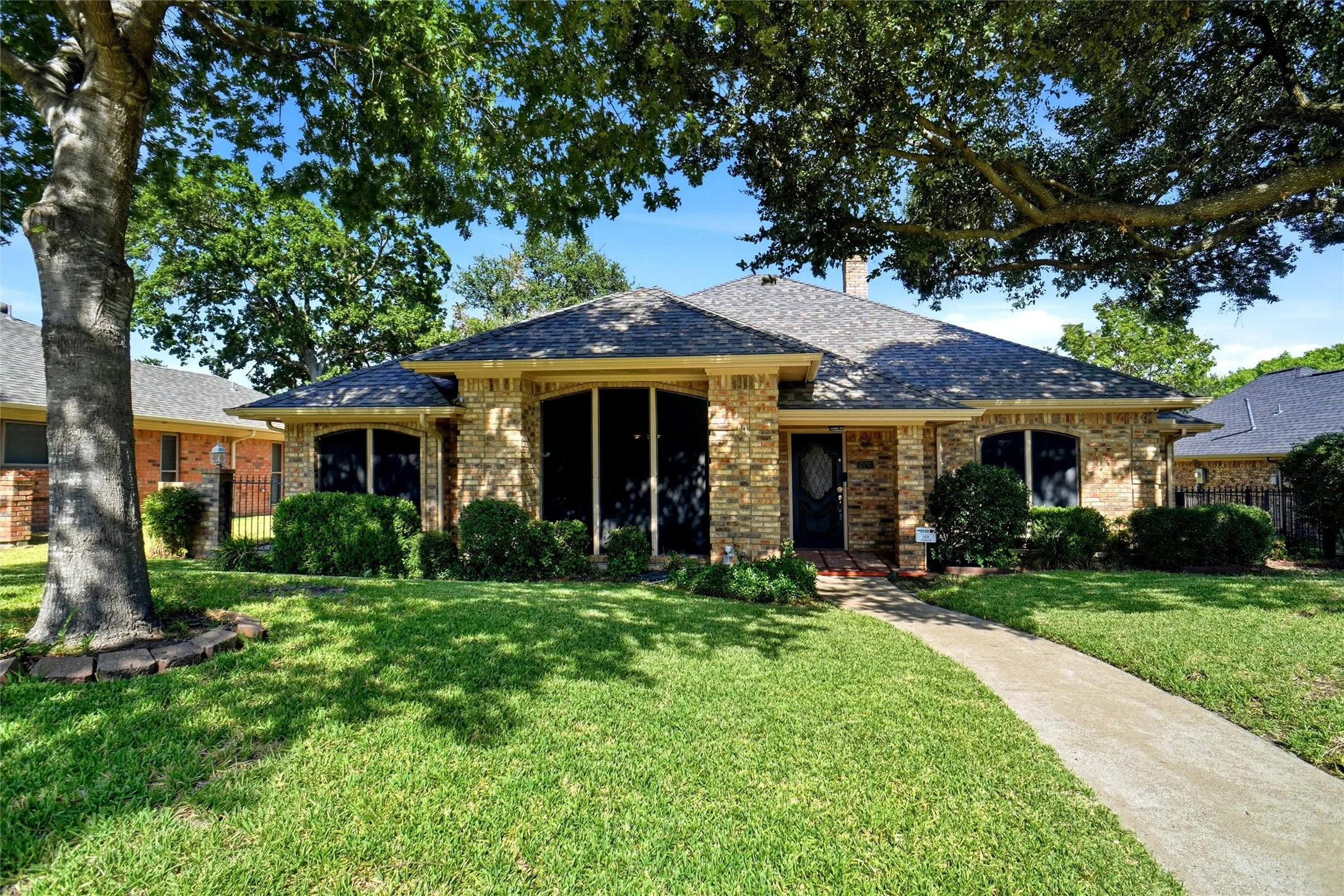 Single Family Residence For Sale in Dallas County , 220 Toler Drive, Mesquite, Texas 75149, 3 Bedroom, 2 Bathroom, 2 Garage spaces, 2,274 Sqft, built in 1985, mls#21356576, Real Estate Agent in Mesquite, Homes For Sale in Dallas county, Homes For Sale in Mesquite, Realtor in Mesquite Texas, Real Estate Brokerage Independent Realty Texas, Luminita Cordes Realtor