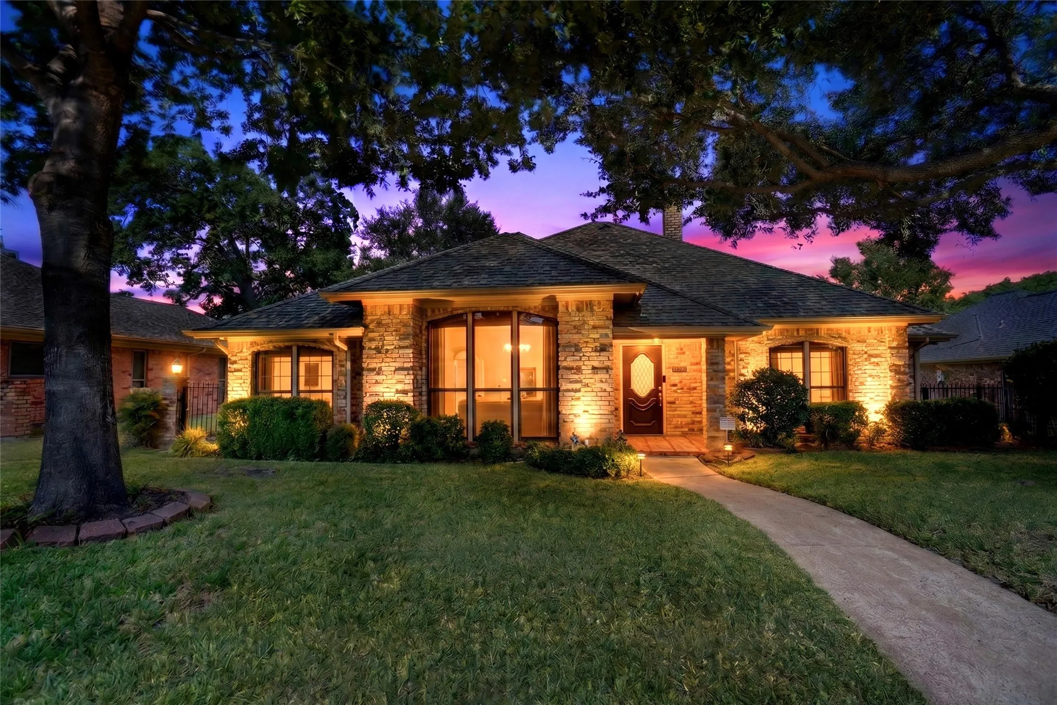 Single Family Residence For Sale in Dallas County , 220 Toler Drive, Mesquite, Texas 75149, 3 Bedroom, 2 Bathroom, 2 Garage spaces, 2,274 Sqft, built in 1985, mls#21356576, Real Estate Agent in Mesquite, Homes For Sale in Dallas county, Homes For Sale in Mesquite, Realtor in Mesquite Texas, Real Estate Brokerage Independent Realty Texas, Luminita Cordes Realtor