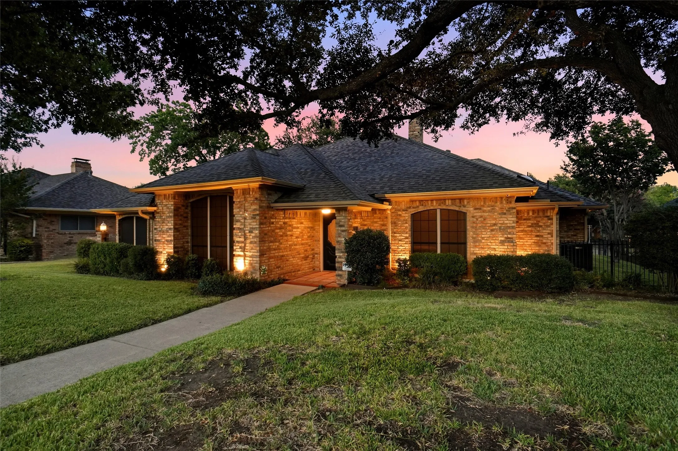 Single Family Residence For Sale in Dallas County , 220 Toler Drive, Mesquite, Texas 75149, 3 Bedroom, 2 Bathroom, 2 Garage spaces, 2,274 Sqft, built in 1985, mls#21356576, Real Estate Agent in Mesquite, Homes For Sale in Dallas county, Homes For Sale in Mesquite, Realtor in Mesquite Texas, Real Estate Brokerage Independent Realty Texas, Luminita Cordes Realtor