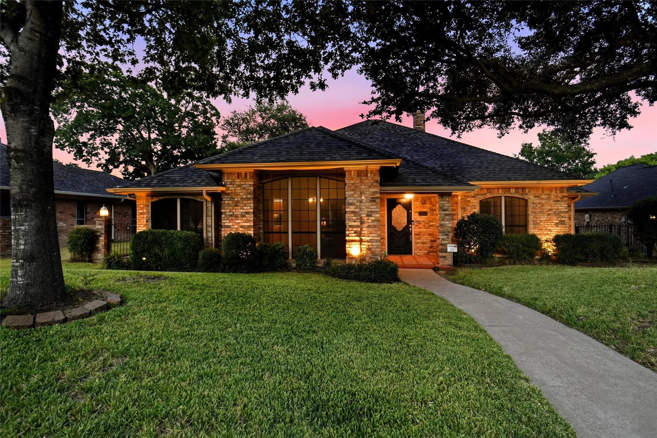 Single Family Residence For Sale in Dallas County , 220 Toler Drive, Mesquite, Texas 75149, 3 Bedroom, 2 Bathroom, 2 Garage spaces, 2,274 Sqft, built in 1985, mls#21356576, Real Estate Agent in Mesquite, Homes For Sale in Dallas county, Homes For Sale in Mesquite, Realtor in Mesquite Texas, Real Estate Brokerage Independent Realty Texas, Luminita Cordes Realtor