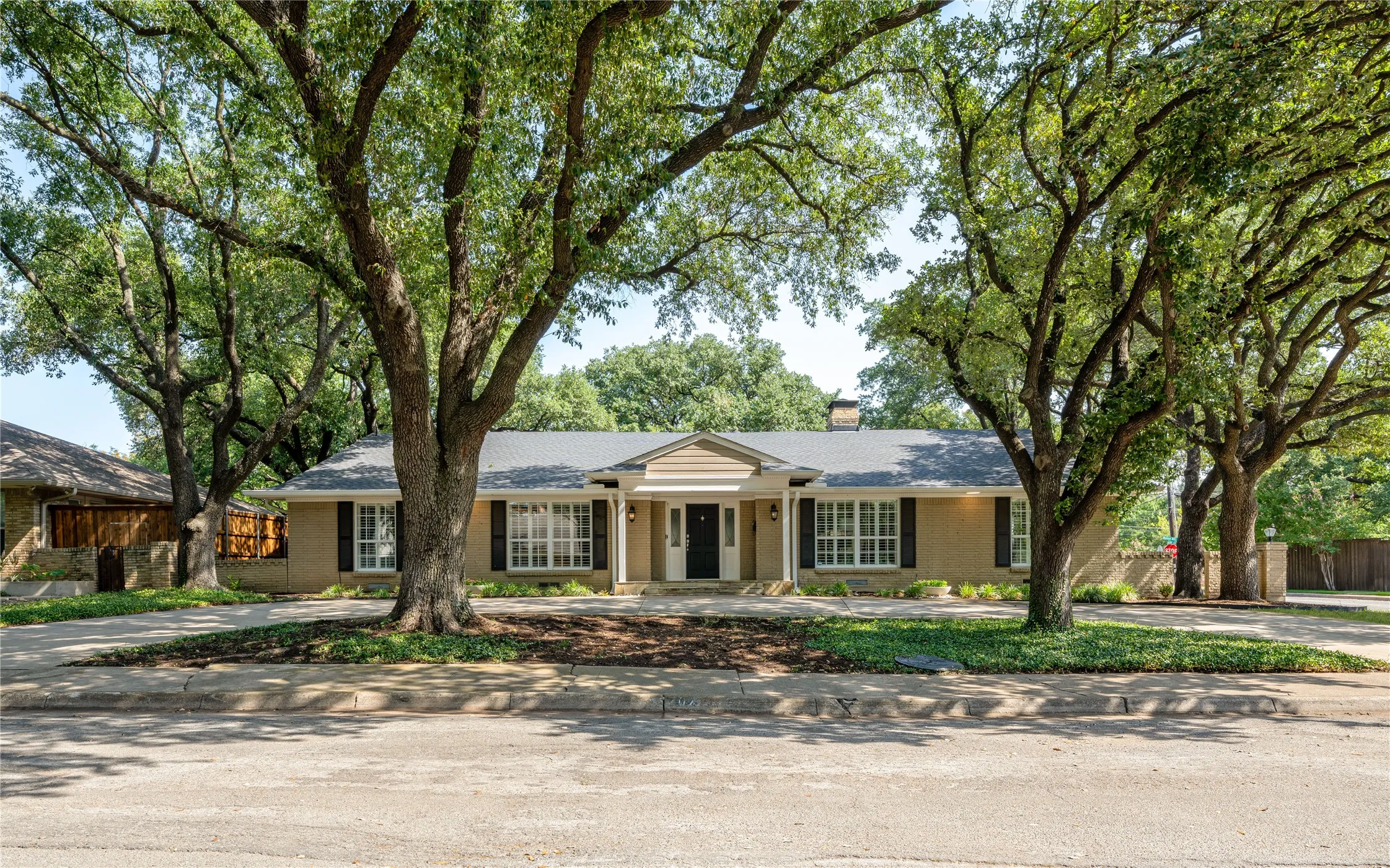 Single Family Residence For Sale in Dallas County , 7077 Joyce Way, Dallas, Texas 75225, 3 Bedroom, 4 Bathroom, 2 Garage spaces, 2,893 Sqft, built in 1966, mls#21353773, Real Estate Agent in Dallas, Homes For Sale in Dallas county, Homes For Sale in Dallas, Realtor in Dallas Texas, Real Estate Brokerage Independent Realty Texas, Luminita Cordes Realtor