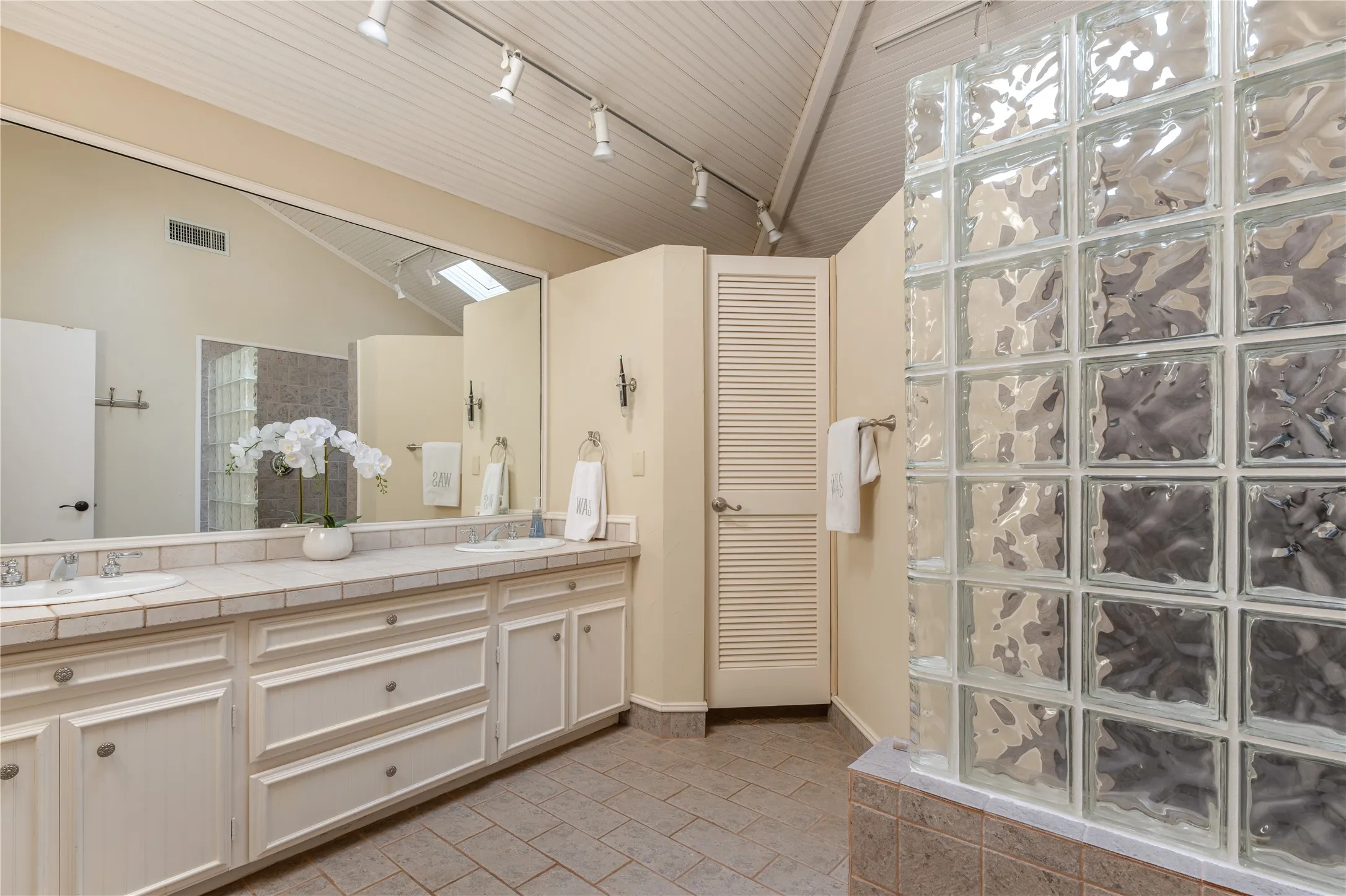Single Family Residence For Sale in Dallas County , 7077 Joyce Way, Dallas, Texas 75225, 3 Bedroom, 4 Bathroom, 2 Garage spaces, 2,893 Sqft, built in 1966, mls#21353773, Real Estate Agent in Dallas, Homes For Sale in Dallas county, Homes For Sale in Dallas, Realtor in Dallas Texas, Real Estate Brokerage Independent Realty Texas, Luminita Cordes Realtor