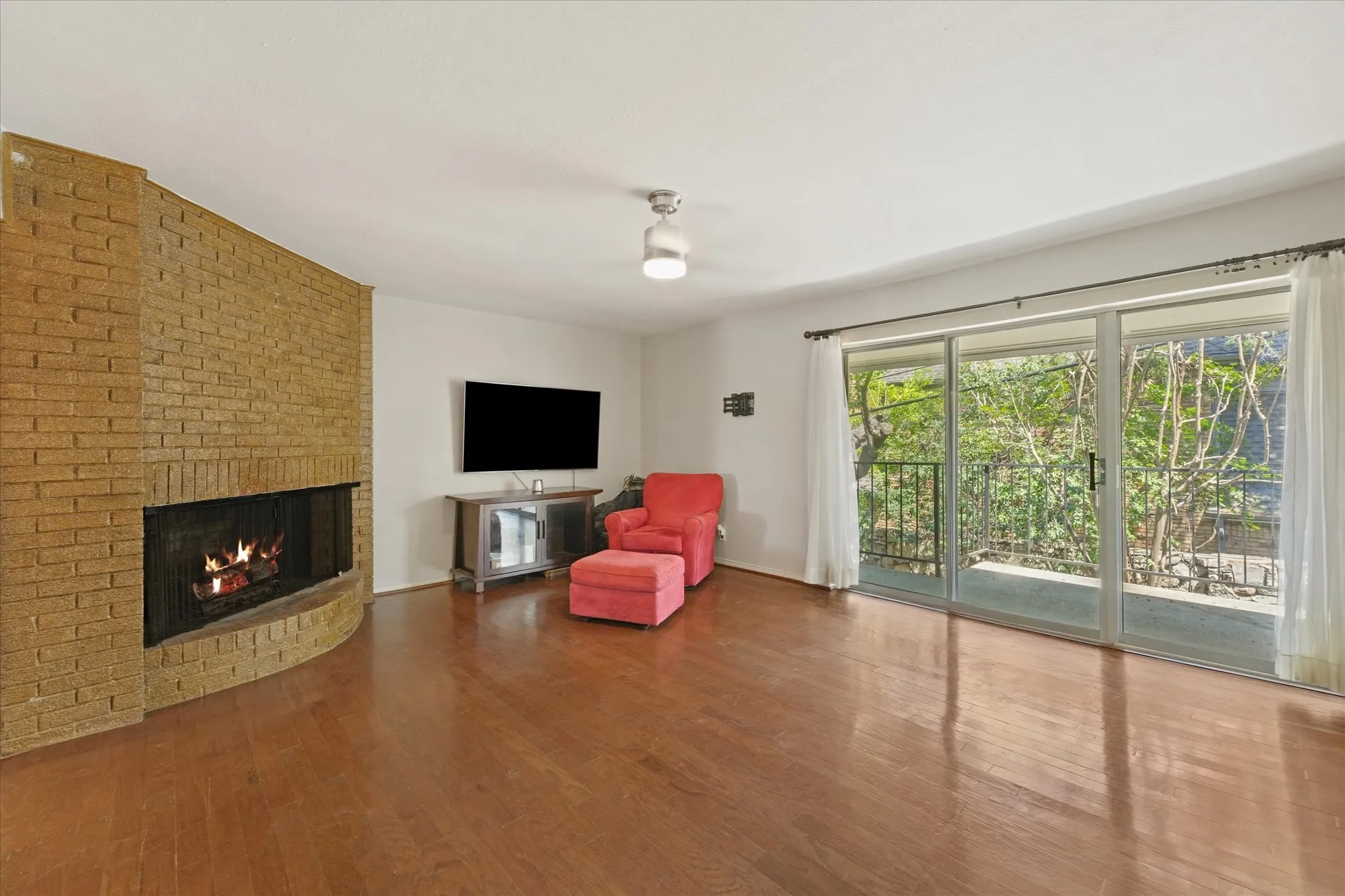 Condominium For Sale in Dallas County , 5821 Copperwood Lane 2126, Dallas, Texas 75248, 2 Bedroom, 1 Bathroom, Garage spaces, 1,100 Sqft, built in 1968, mls#21357395, Real Estate Agent in Dallas, Homes For Sale in Dallas county, Homes For Sale in Dallas, Realtor in Dallas Texas, Real Estate Brokerage Independent Realty Texas, Luminita Cordes Realtor