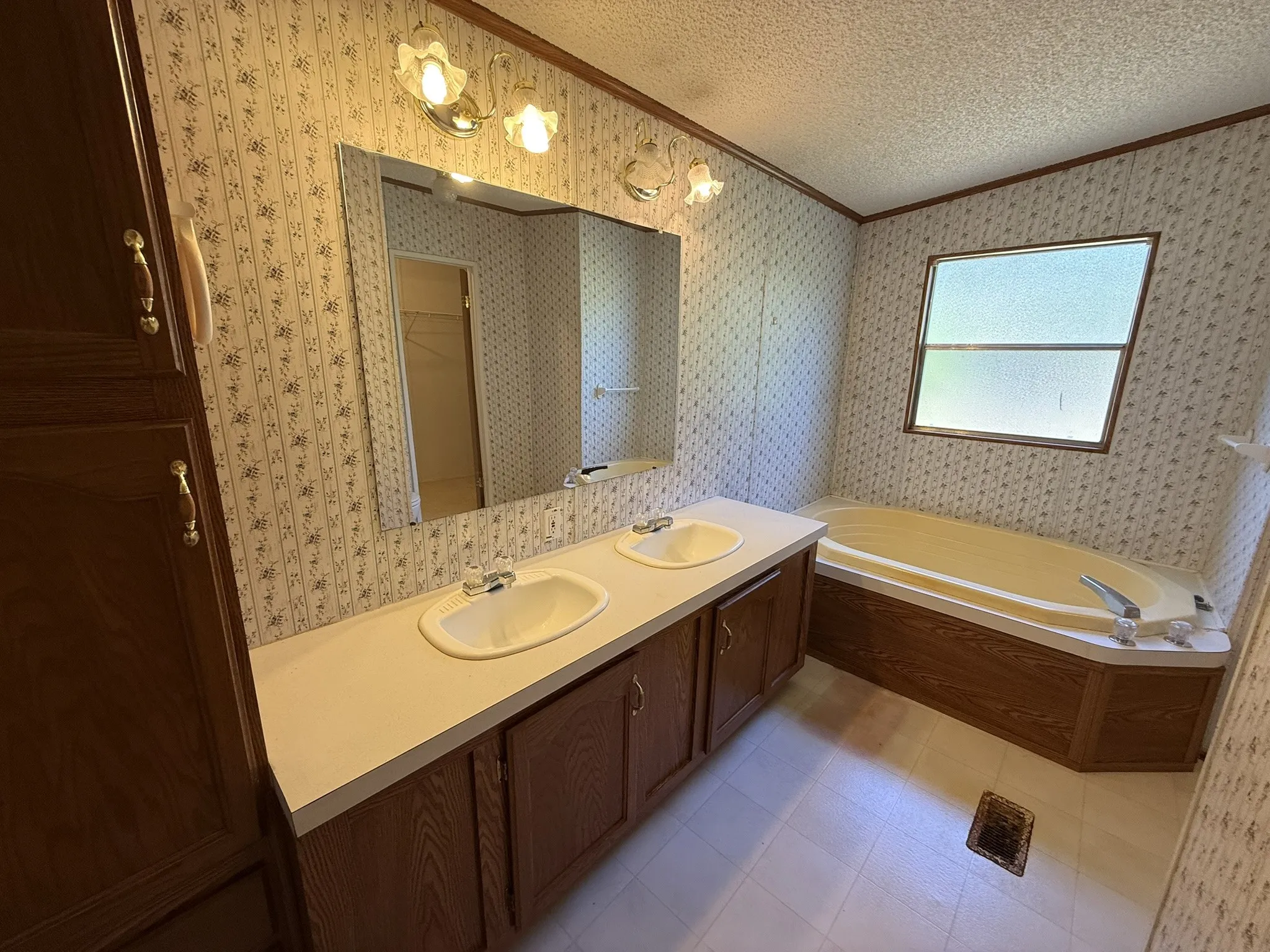 Manufactured Home For Sale in Van Zandt County , 13804 FM 279, Chandler, Texas 75758, 5 Bedroom, 2 Bathroom, Garage spaces, 2,128 Sqft, built in 1997, mls#21356776, Real Estate Agent in Chandler, Homes For Sale in Van Zandt county, Homes For Sale in Chandler, Realtor in Chandler Texas, Real Estate Brokerage Independent Realty Texas, Luminita Cordes Realtor