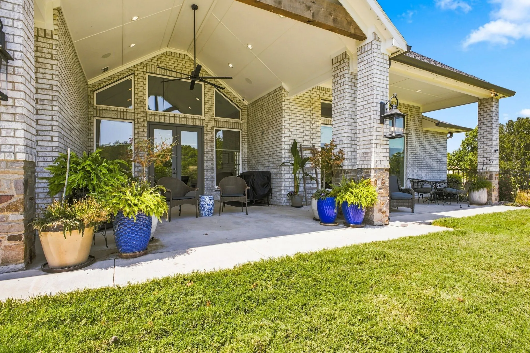 Single Family Residence For Sale in Navarro County , 215 Tonkawa Trail, Corsicana, Texas 75109, 3 Bedroom, 3 Bathroom, 3 Garage spaces, 2,609 Sqft, built in 2022, mls#21357723, Real Estate Agent in Corsicana, Homes For Sale in Navarro county, Homes For Sale in Corsicana, Realtor in Corsicana Texas, Real Estate Brokerage Independent Realty Texas, Luminita Cordes Realtor