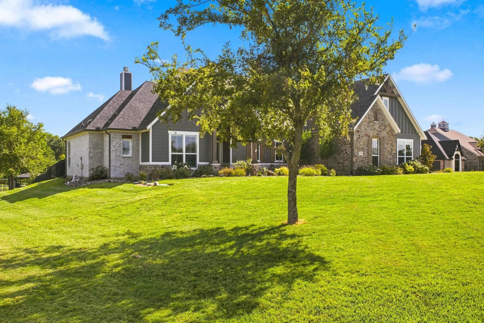 Single Family Residence For Sale in Navarro County , 215 Tonkawa Trail, Corsicana, Texas 75109, 3 Bedroom, 3 Bathroom, 3 Garage spaces, 2,609 Sqft, built in 2022, mls#21357723, Real Estate Agent in Corsicana, Homes For Sale in Navarro county, Homes For Sale in Corsicana, Realtor in Corsicana Texas, Real Estate Brokerage Independent Realty Texas, Luminita Cordes Realtor