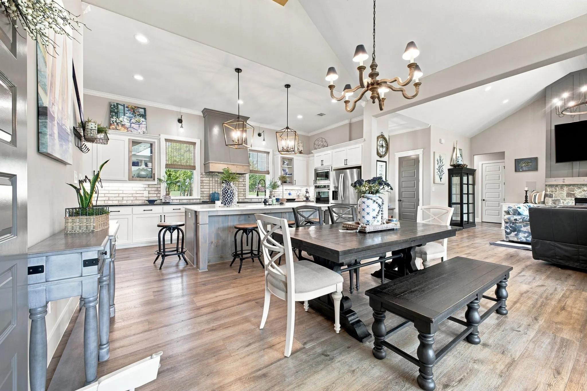 Single Family Residence For Sale in Navarro County , 215 Tonkawa Trail, Corsicana, Texas 75109, 3 Bedroom, 3 Bathroom, 3 Garage spaces, 2,609 Sqft, built in 2022, mls#21357723, Real Estate Agent in Corsicana, Homes For Sale in Navarro county, Homes For Sale in Corsicana, Realtor in Corsicana Texas, Real Estate Brokerage Independent Realty Texas, Luminita Cordes Realtor