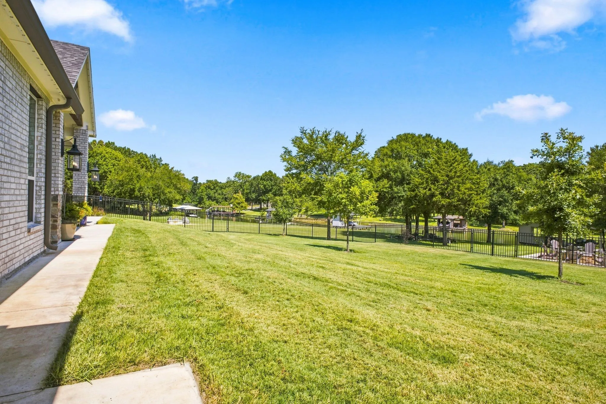 Single Family Residence For Sale in Navarro County , 215 Tonkawa Trail, Corsicana, Texas 75109, 3 Bedroom, 3 Bathroom, 3 Garage spaces, 2,609 Sqft, built in 2022, mls#21357723, Real Estate Agent in Corsicana, Homes For Sale in Navarro county, Homes For Sale in Corsicana, Realtor in Corsicana Texas, Real Estate Brokerage Independent Realty Texas, Luminita Cordes Realtor