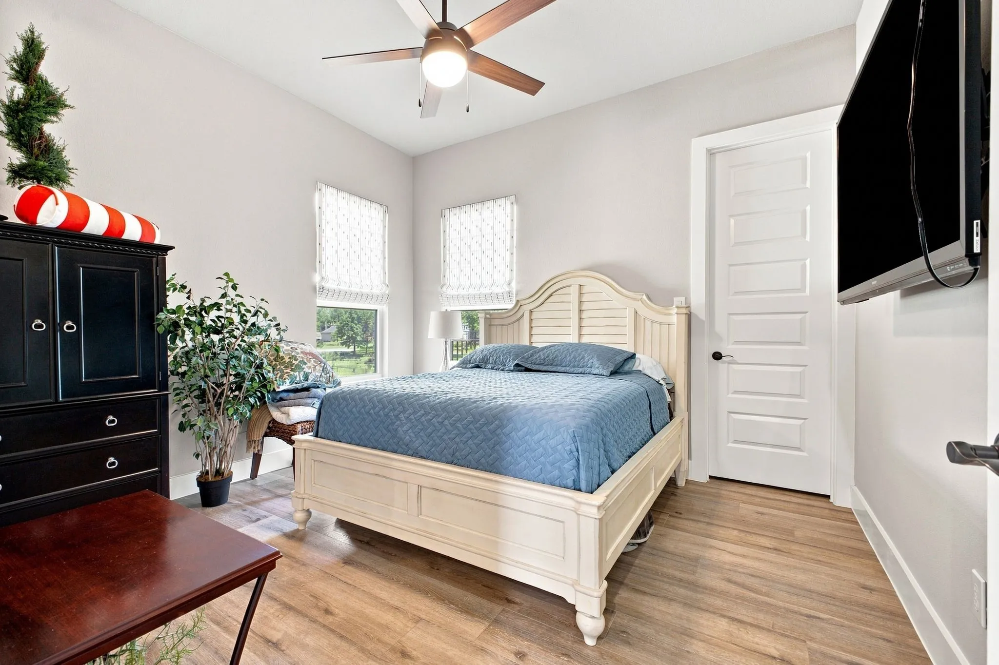 Single Family Residence For Sale in Navarro County , 215 Tonkawa Trail, Corsicana, Texas 75109, 3 Bedroom, 3 Bathroom, 3 Garage spaces, 2,609 Sqft, built in 2022, mls#21357723, Real Estate Agent in Corsicana, Homes For Sale in Navarro county, Homes For Sale in Corsicana, Realtor in Corsicana Texas, Real Estate Brokerage Independent Realty Texas, Luminita Cordes Realtor