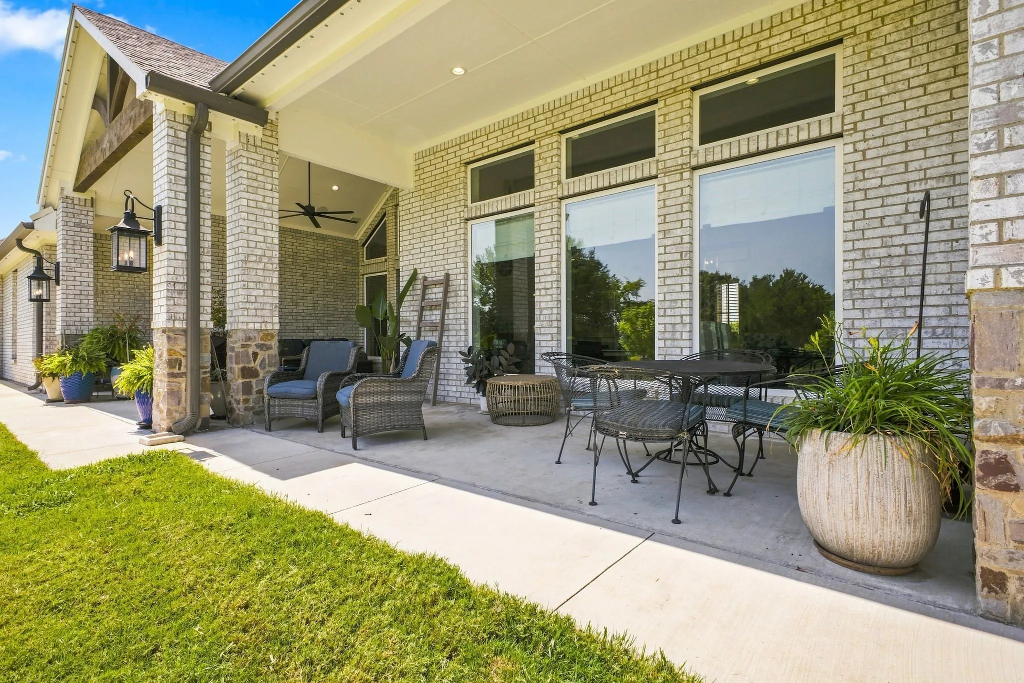 Single Family Residence For Sale in Navarro County , 215 Tonkawa Trail, Corsicana, Texas 75109, 3 Bedroom, 3 Bathroom, 3 Garage spaces, 2,609 Sqft, built in 2022, mls#21357723, Real Estate Agent in Corsicana, Homes For Sale in Navarro county, Homes For Sale in Corsicana, Realtor in Corsicana Texas, Real Estate Brokerage Independent Realty Texas, Luminita Cordes Realtor
