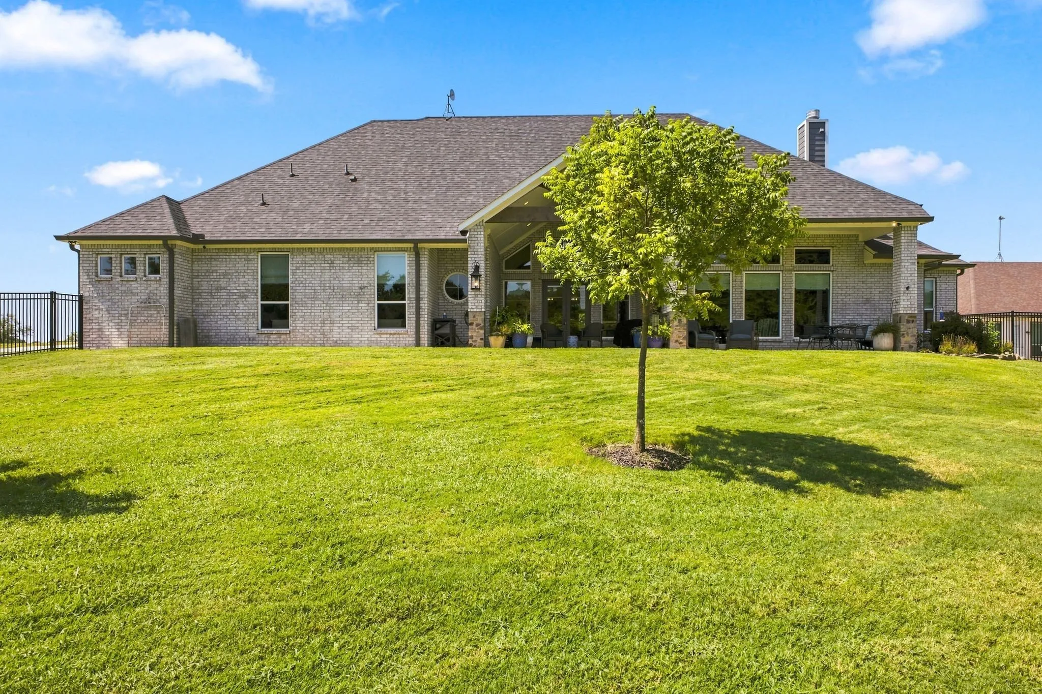 Single Family Residence For Sale in Navarro County , 215 Tonkawa Trail, Corsicana, Texas 75109, 3 Bedroom, 3 Bathroom, 3 Garage spaces, 2,609 Sqft, built in 2022, mls#21357723, Real Estate Agent in Corsicana, Homes For Sale in Navarro county, Homes For Sale in Corsicana, Realtor in Corsicana Texas, Real Estate Brokerage Independent Realty Texas, Luminita Cordes Realtor