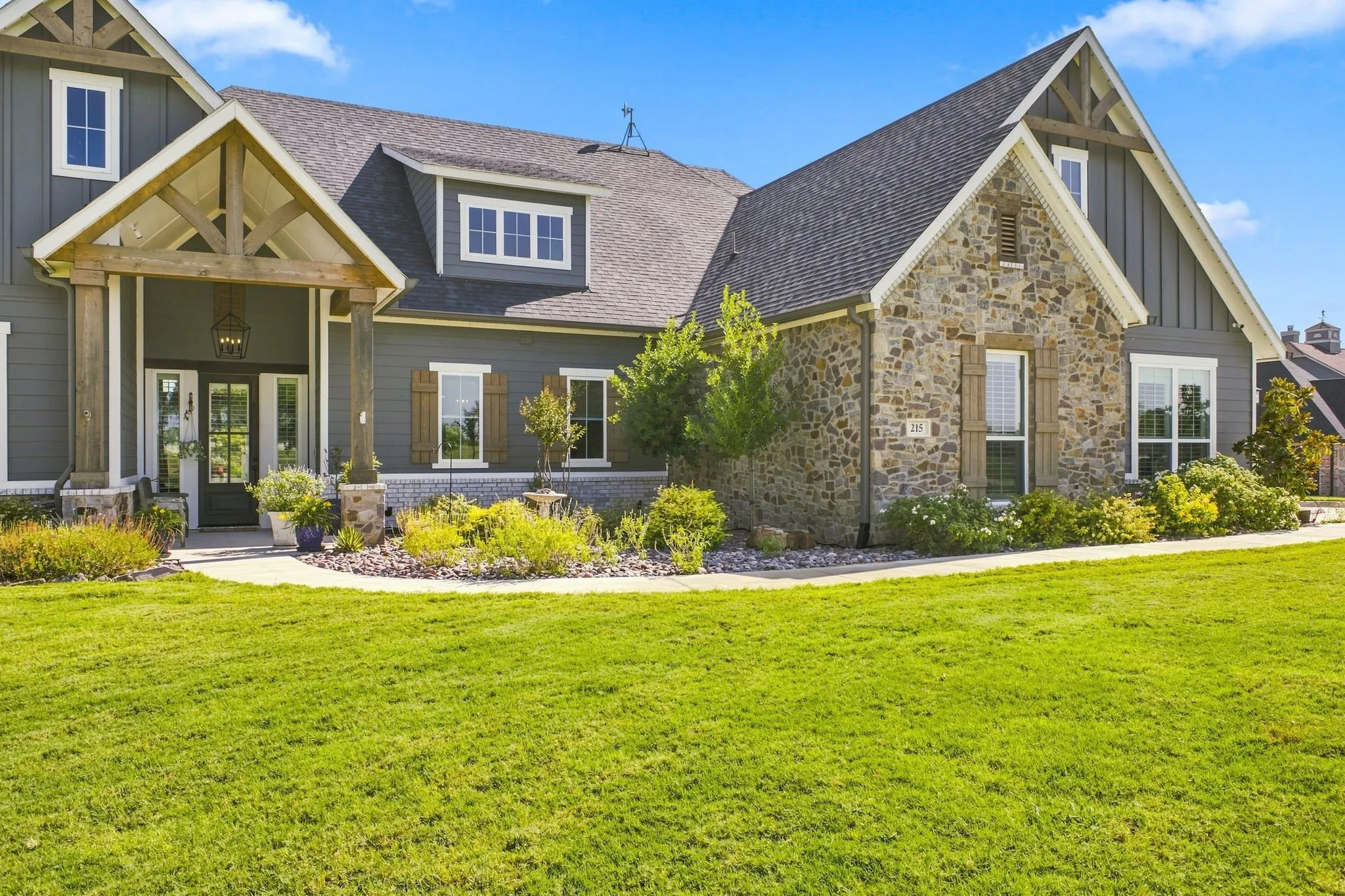 Single Family Residence For Sale in Navarro County , 215 Tonkawa Trail, Corsicana, Texas 75109, 3 Bedroom, 3 Bathroom, 3 Garage spaces, 2,609 Sqft, built in 2022, mls#21357723, Real Estate Agent in Corsicana, Homes For Sale in Navarro county, Homes For Sale in Corsicana, Realtor in Corsicana Texas, Real Estate Brokerage Independent Realty Texas, Luminita Cordes Realtor